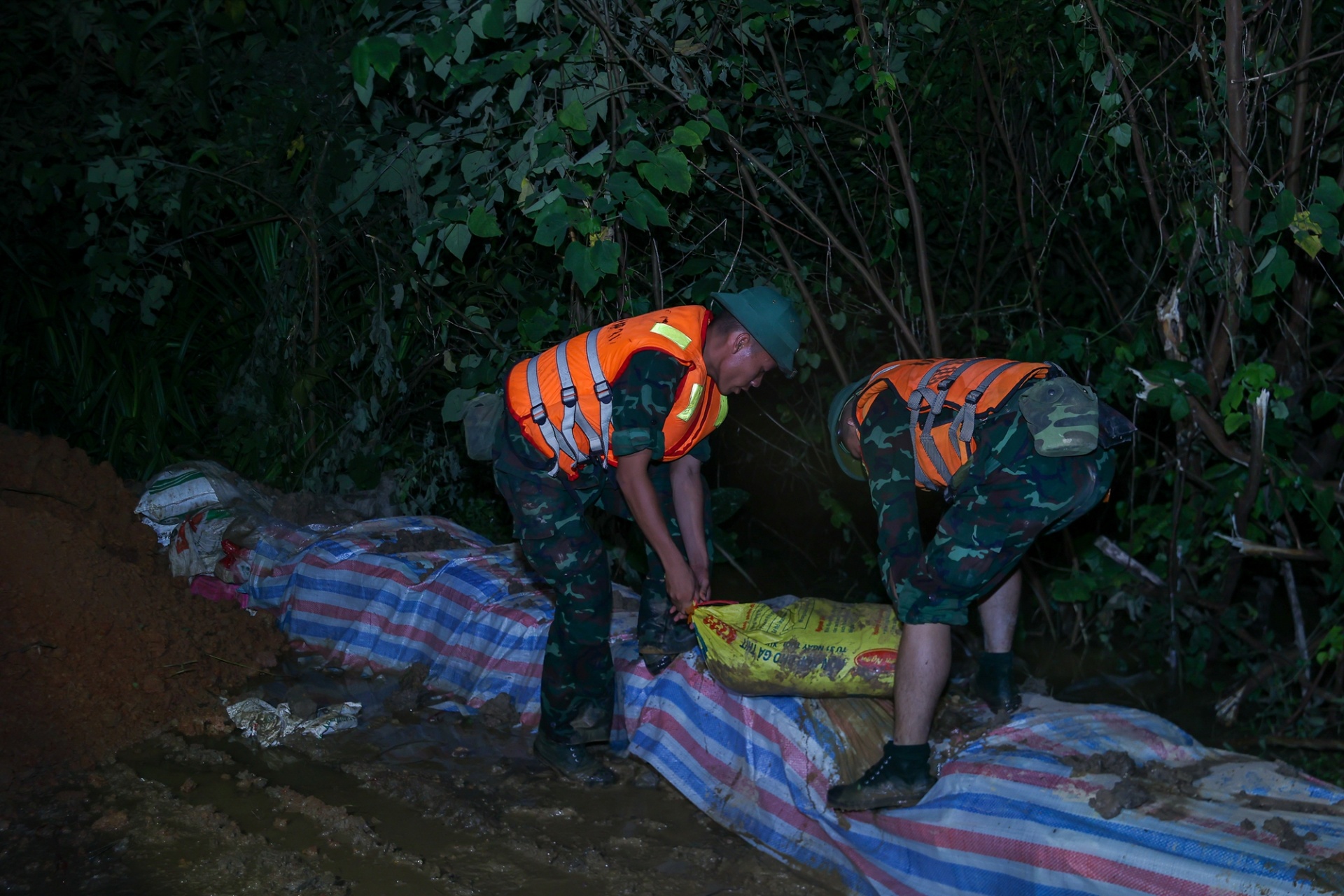 Đến nay, mặt đê quai, đê chính, đê cấp bốn trên địa bàn các thôn An Lạc, Phong Mỹ... đã được bồi đắp lên khoảng 1 m, ngăn không cho nước tràn qua vào khu vực dân cư bên trong đê - Ảnh: VGP/Nhật Bắc Đến nay, mặt đê quai, đê chính, đê cấp bốn trên địa bàn các thôn An Lạc, Phong Mỹ... đã được bồi đắp lên khoảng 1 m, ngăn không cho nước tràn qua vào khu vực dân cư bên trong đê - Ảnh: VGP/Nhật Bắc