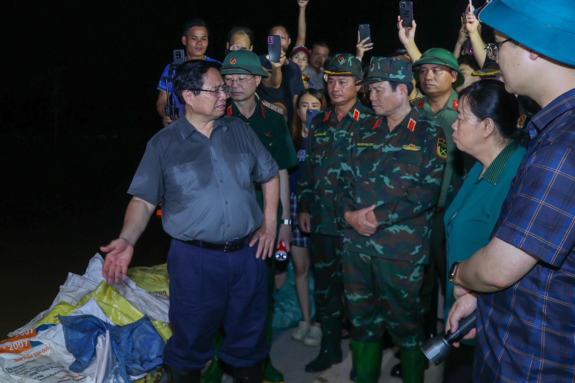 Thủ tướng nhấn mạnh, đây là những khu vực xung yếu, yêu cầu Hà Nội phối hợp với các bộ, ngành, đơn vị liên quan theo dõi chặt chẽ diễn biến nước lũ để có các phương án ứng phó phù hợp - Ảnh: VGP Thủ tướng nhấn mạnh, đây là những khu vực xung yếu, yêu cầu Hà Nội phối hợp với các bộ, ngành, đơn vị liên quan theo dõi chặt chẽ diễn biến nước lũ để có các phương án ứng phó phù hợp - Ảnh: VGP