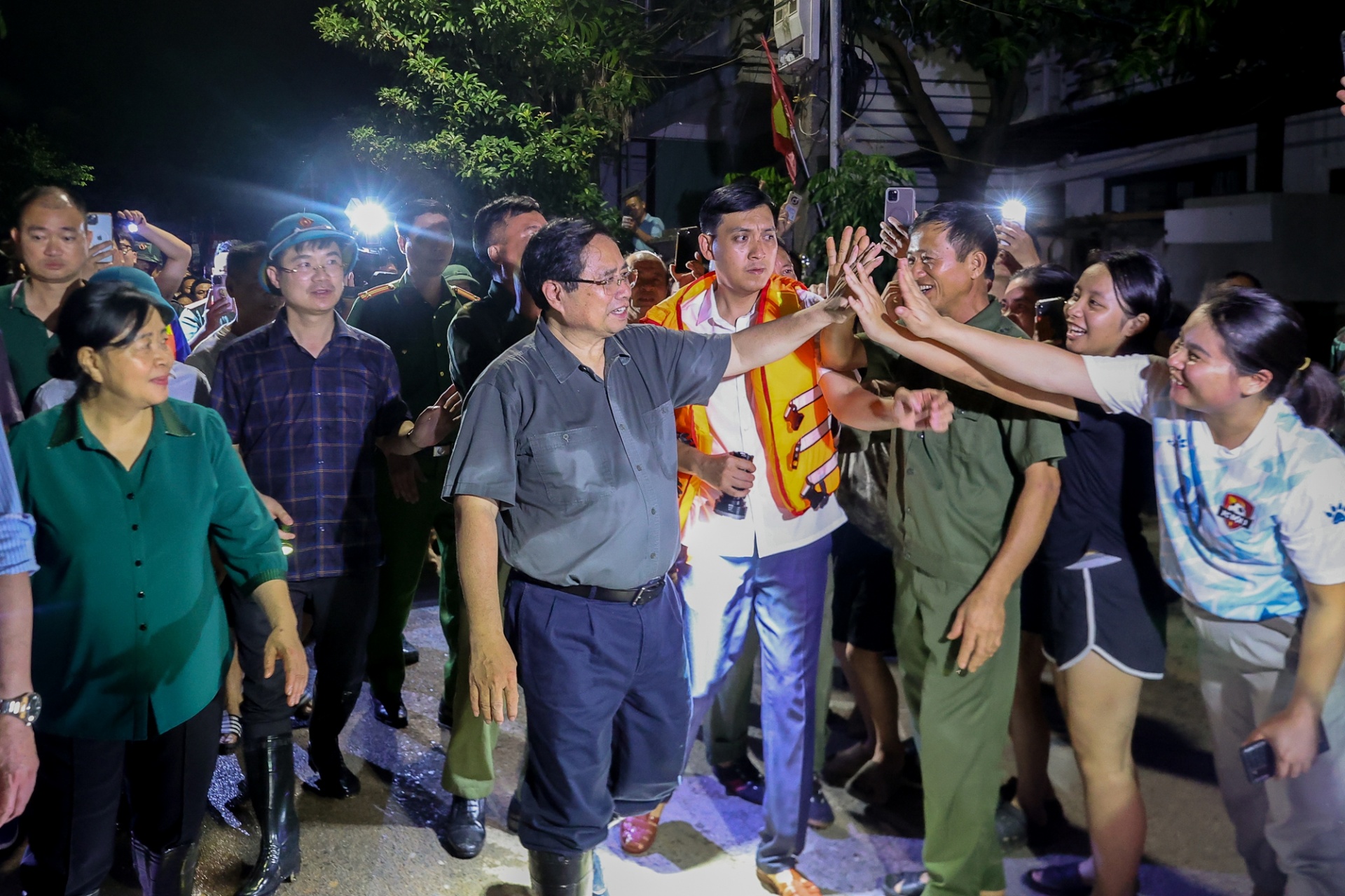 Thăm hỏi, động viên bà con nhân dân, Thủ tướng chia sẻ với những khó khăn, thiệt hại của bà con, mong bà con luôn đoàn kết, hỗ trợ lẫn nhau và nếu có lũ thì tuân thủ nghiêm hướng dẫn của các cơ quan chức năng, ưu tiên cứu trợ người già, trẻ nhỏ, phụ nữ có thai… - Ảnh: VGP Thăm hỏi, động viên bà con nhân dân, Thủ tướng chia sẻ với những khó khăn, thiệt hại của bà con, mong bà con luôn đoàn kết, hỗ trợ lẫn nhau và nếu có lũ thì tuân thủ nghiêm hướng dẫn của các cơ quan chức năng, ưu tiên cứu trợ người già, trẻ nhỏ, phụ nữ có thai… - Ảnh: VGP