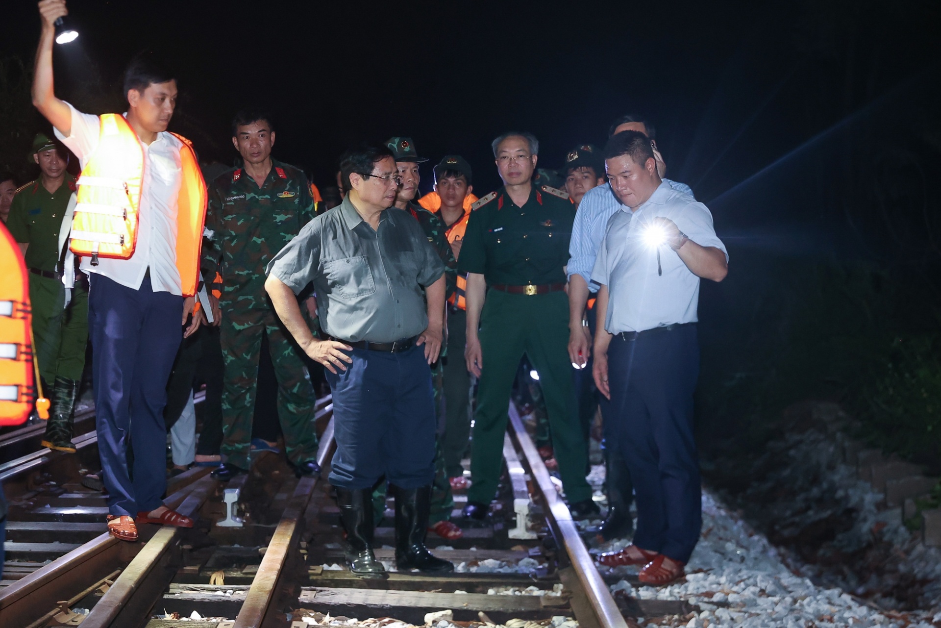 Thủ tướng yêu cầu các cơ quan theo dõi sát tình tình mưa và mực nước trên các sông để điều tiết nước trên các hồ đập linh hoạt, phù hợp, tránh gây vỡ đê ở hạ lưu, trong đó có việc xem xét đóng, mở vào thời điểm phù hợp các cửa xả của các hồ thủy điện ở thượng lưu - Ảnh: VGP Thủ tướng yêu cầu các cơ quan theo dõi sát tình tình mưa và mực nước trên các sông để điều tiết nước trên các hồ đập linh hoạt, phù hợp, tránh gây vỡ đê ở hạ lưu, trong đó có việc xem xét đóng, mở vào thời điểm phù hợp các cửa xả của các hồ thủy điện ở thượng lưu - Ảnh: VGP