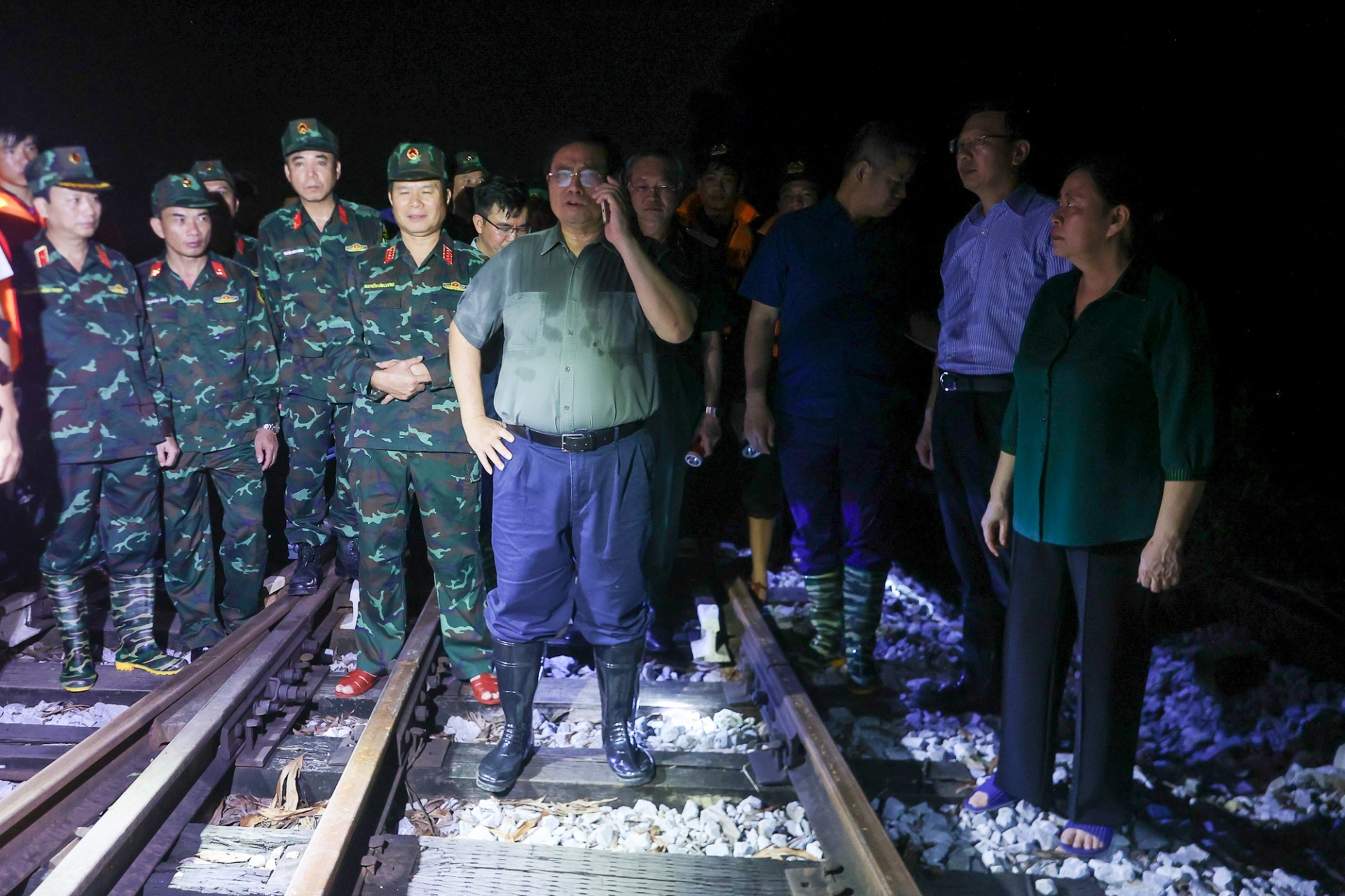 Thủ tướng gọi điện chỉ đạo Thứ trưởng Bộ Nông nghiệp và Môi trường Nguyễn Hoàng Hiệp báo cáo tình hình lũ trên các sông - Ảnh: VGP Thủ tướng gọi điện chỉ đạo Thứ trưởng Bộ Nông nghiệp và Môi trường Nguyễn Hoàng Hiệp báo cáo tình hình lũ trên các sông - Ảnh: VGP