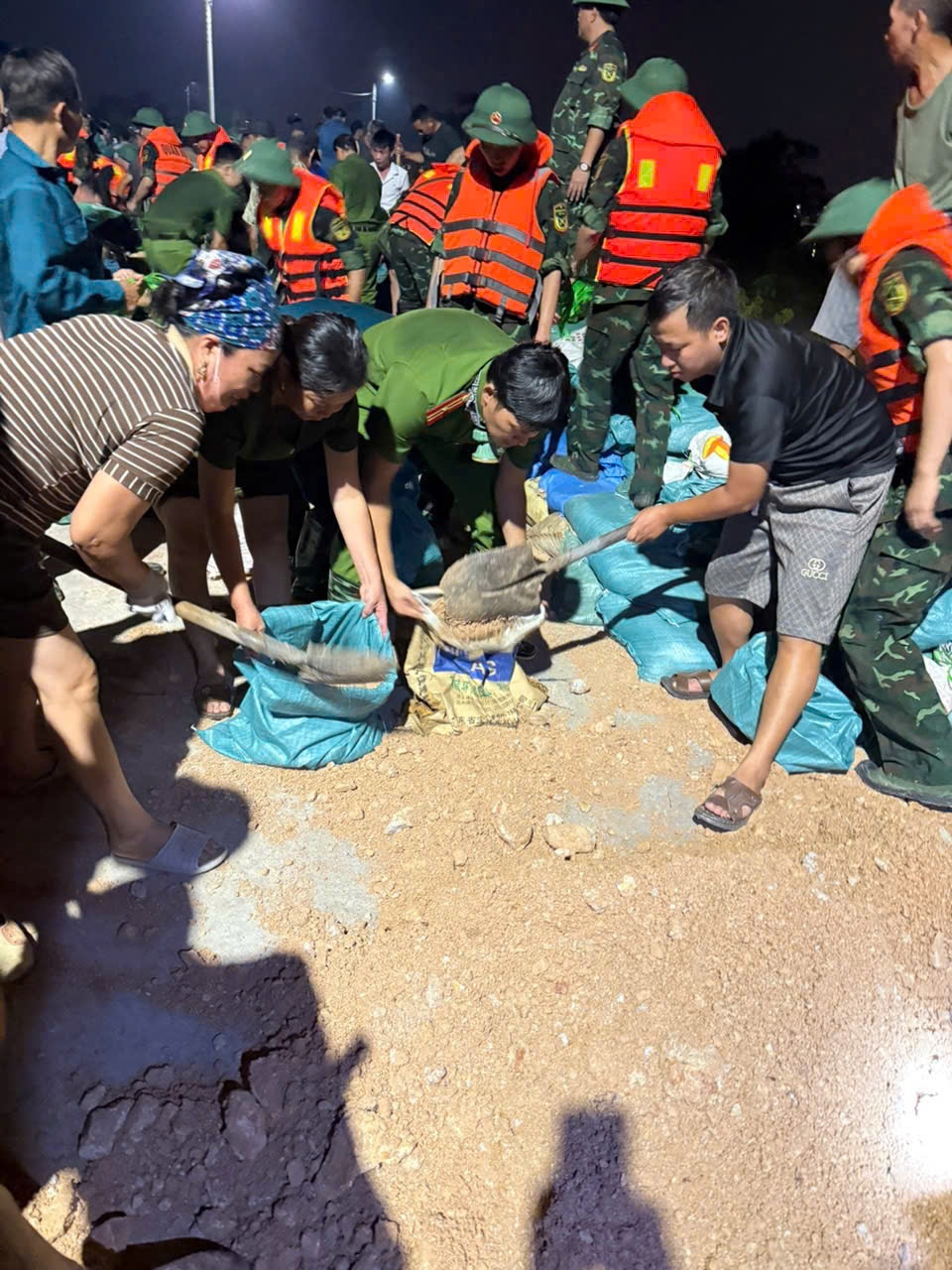 Bắc Ninh huy động hơn 1.000 người khẩn cấp đắp đê chống lũ sông Cầu