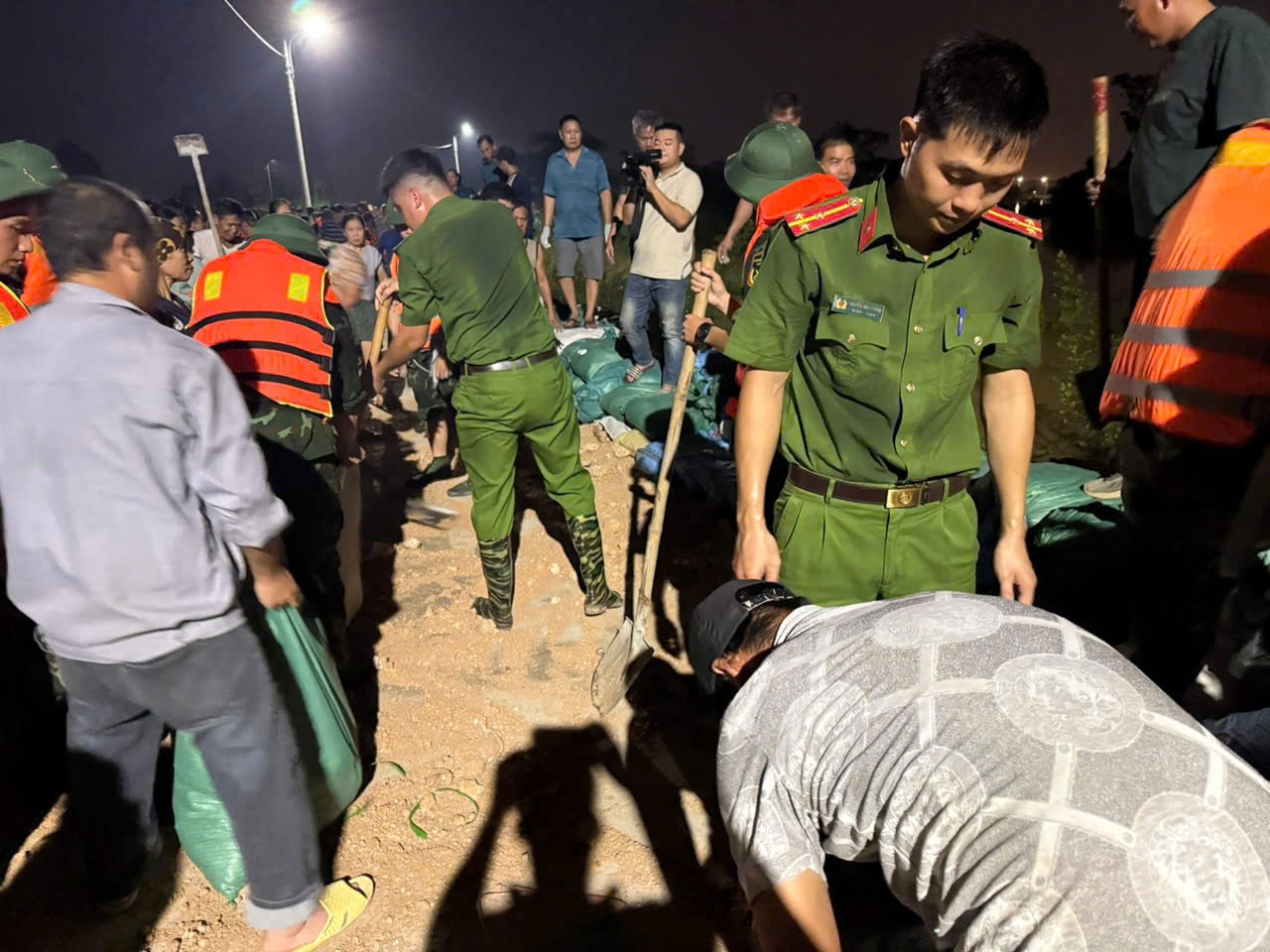 Bắc Ninh huy động hơn 1.000 người khẩn cấp đắp đê chống lũ sông Cầu