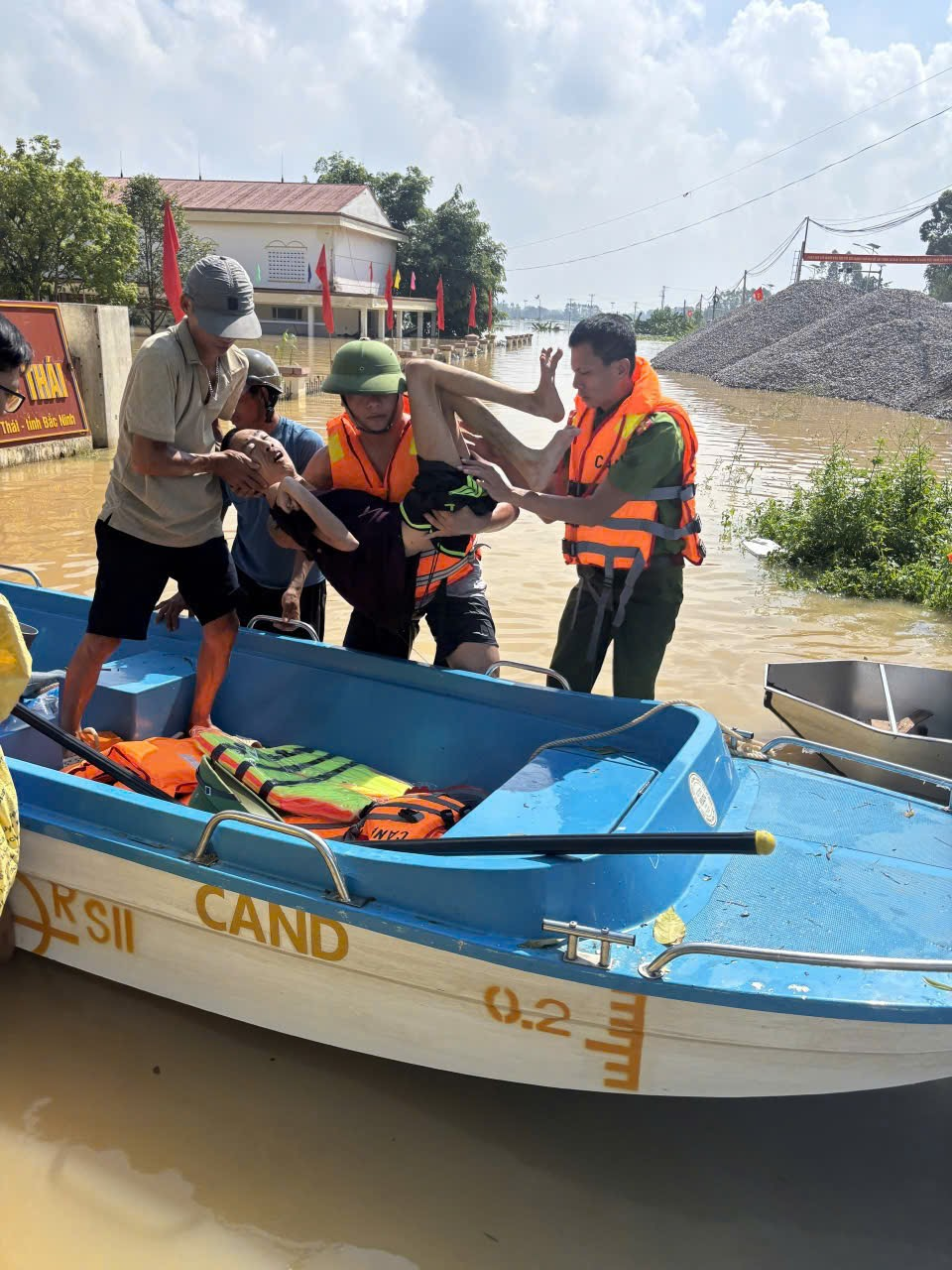 Công an xã Mỹ Thái (Bắc Ninh): Điểm tựa bình yên trong lũ dữ Công an xã Mỹ Thái (Bắc Ninh): Điểm tựa bình yên trong lũ dữ