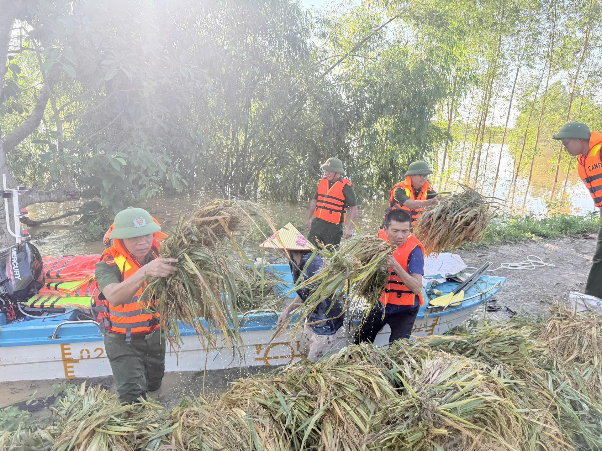 Công an xã Mỹ Thái (Bắc Ninh): Điểm tựa bình yên trong lũ dữ Công an xã Mỹ Thái (Bắc Ninh): Điểm tựa bình yên trong lũ dữ