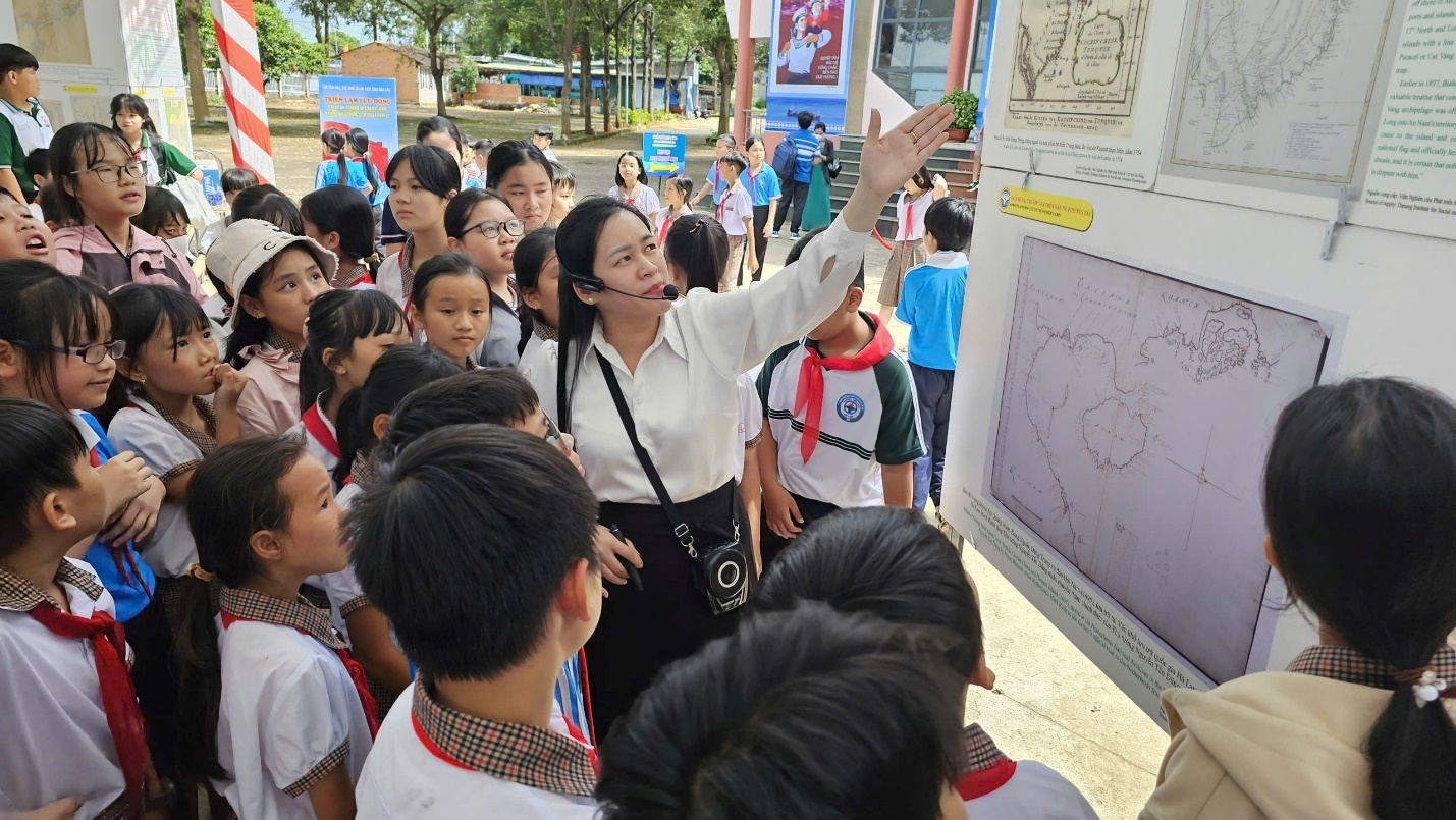 Triển lãm lưu động “Hoàng Sa, Trường Sa của Việt Nam – Những bằng chứng lịch sử và pháp lý” tại xã Quảng Phú năm 2025 Triển lãm lưu động “Hoàng Sa, Trường Sa của Việt Nam – Những bằng chứng lịch sử và pháp lý” tại xã Quảng Phú năm 2025