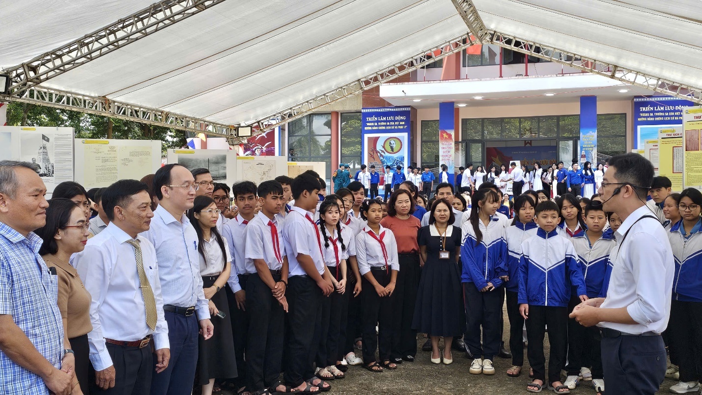 Lãnh đạo địa phương cùng thầy cô và học sinh xã Quảng Phú tham quan, nghe giới thiệu về các tư liệu, bản đồ, hình ảnh tại Triển lãm lưu động “Hoàng Sa, Trường Sa của Việt Nam – Những bằng chứng lịch sử và pháp lý”. Lãnh đạo địa phương cùng thầy cô và học sinh xã Quảng Phú tham quan, nghe giới thiệu về các tư liệu, bản đồ, hình ảnh tại Triển lãm lưu động “Hoàng Sa, Trường Sa của Việt Nam – Những bằng chứng lịch sử và pháp lý”.