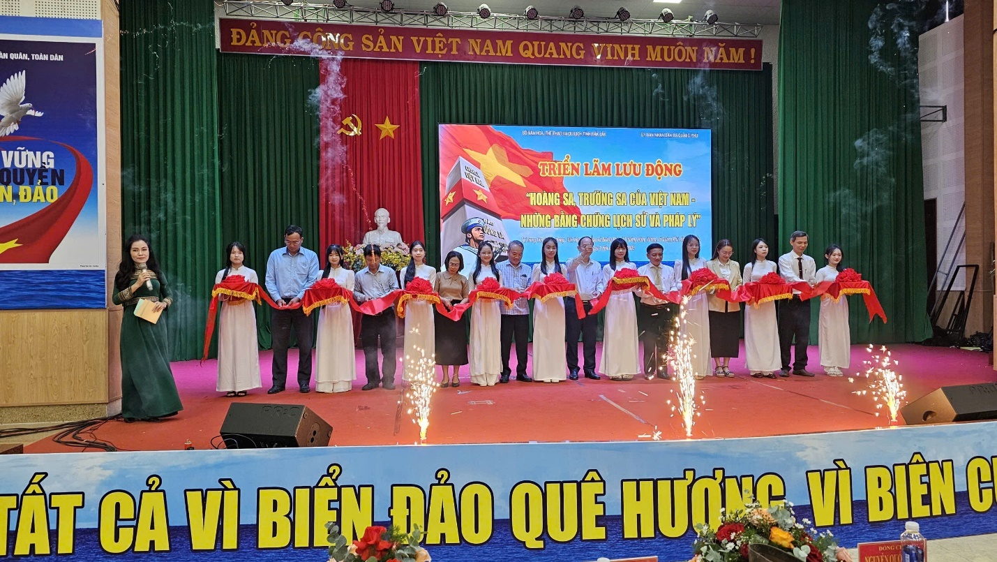 Các đại biểu thực hiện nghi thức cắt băng khai mạc Triển lãm lưu động “Hoàng Sa, Trường Sa của Việt Nam – Những bằng chứng lịch sử và pháp lý”, mở đầu cho chuỗi hoạt động trưng bày khẳng định chủ quyền thiêng liêng của Tổ quốc đối với hai quần đảo Hoàng Sa và Trường Sa. Các đại biểu thực hiện nghi thức cắt băng khai mạc Triển lãm lưu động “Hoàng Sa, Trường Sa của Việt Nam – Những bằng chứng lịch sử và pháp lý”, mở đầu cho chuỗi hoạt động trưng bày khẳng định chủ quyền thiêng liêng của Tổ quốc đối với hai quần đảo Hoàng Sa và Trường Sa.