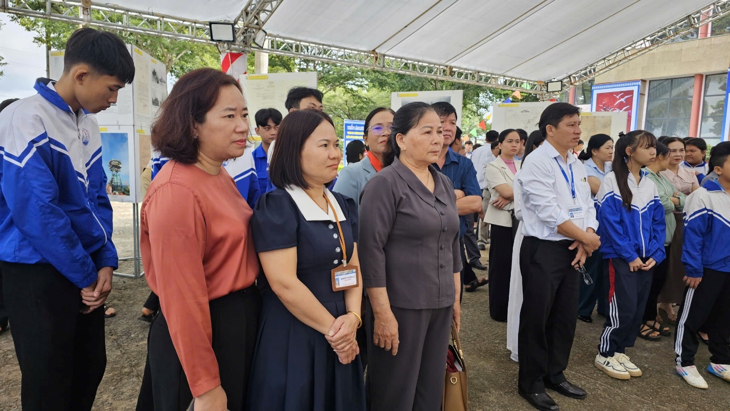 Triển lãm lưu động “Hoàng Sa, Trường Sa của Việt Nam – Những bằng chứng lịch sử và pháp lý” tại xã Quảng Phú năm 2025 Triển lãm lưu động “Hoàng Sa, Trường Sa của Việt Nam – Những bằng chứng lịch sử và pháp lý” tại xã Quảng Phú năm 2025