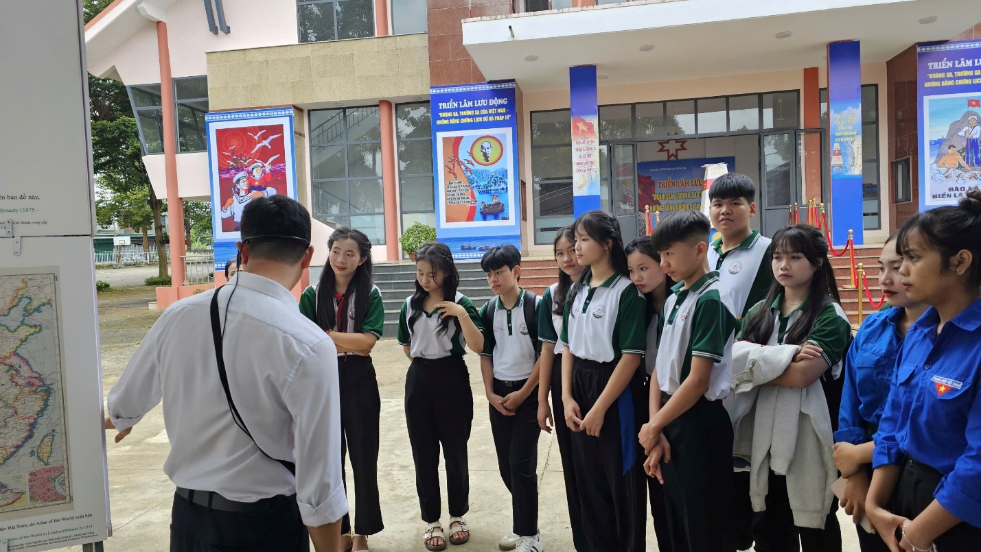 Triển lãm lưu động “Hoàng Sa, Trường Sa của Việt Nam – Những bằng chứng lịch sử và pháp lý” tại xã Quảng Phú năm 2025 Triển lãm lưu động “Hoàng Sa, Trường Sa của Việt Nam – Những bằng chứng lịch sử và pháp lý” tại xã Quảng Phú năm 2025