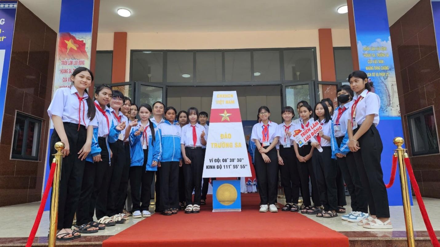 Học sinh xã Quảng Phú tham quan, chụp ảnh lưu niệm bên mô hình cột mốc chủ quyền đảo Trường Sa tại Triển lãm lưu động “Hoàng Sa, Trường Sa của Việt Nam – Những bằng chứng lịch sử và pháp lý”. Học sinh xã Quảng Phú tham quan, chụp ảnh lưu niệm bên mô hình cột mốc chủ quyền đảo Trường Sa tại Triển lãm lưu động “Hoàng Sa, Trường Sa của Việt Nam – Những bằng chứng lịch sử và pháp lý”.