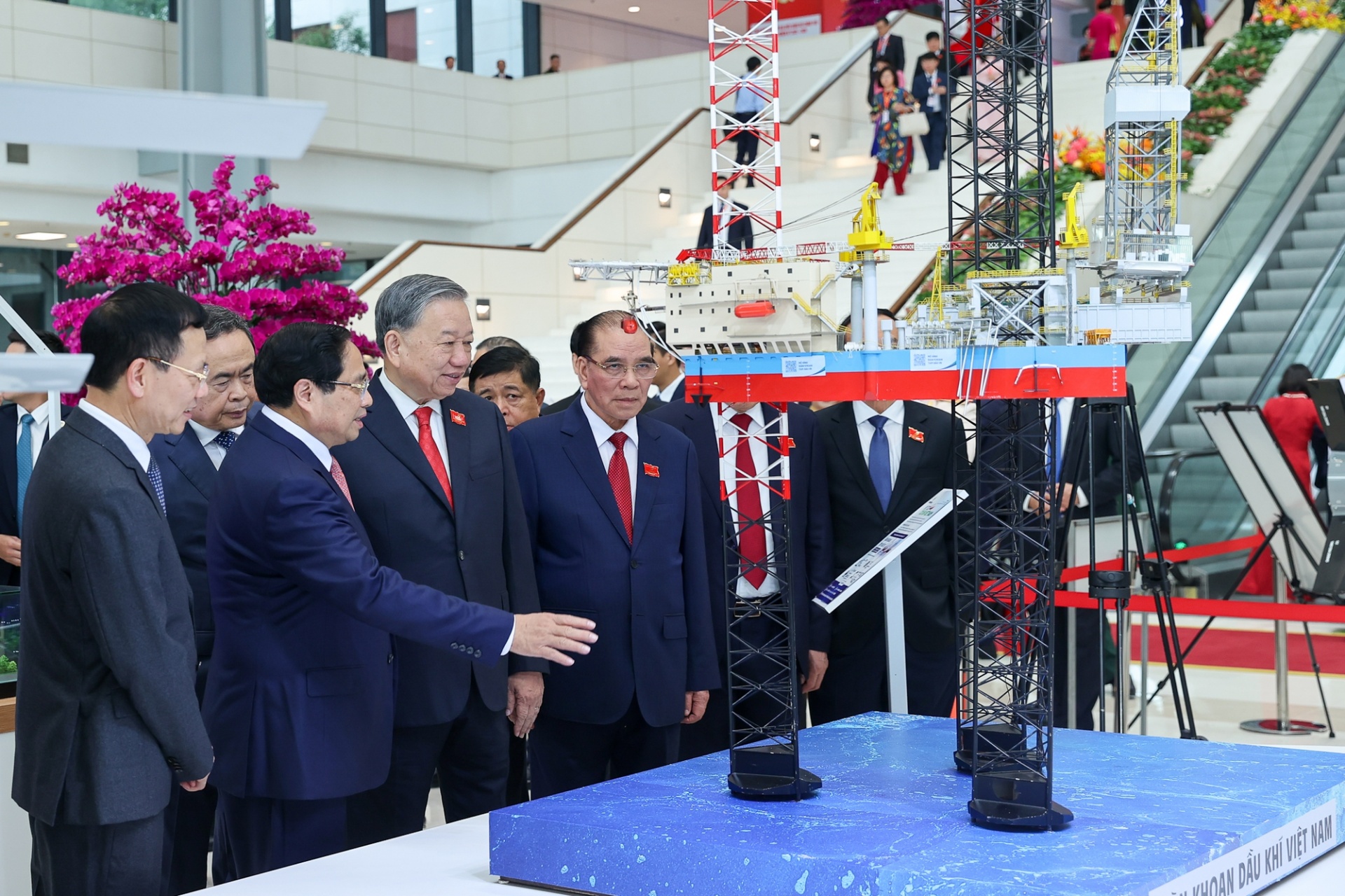 Tổng Bí thư Tô Lâm, Thủ tướng Phạm Minh Chính và các đồng chí lãnh đạo, nguyên lãnh đạo Đảng, Nhà nước tham quan triển lãm chào mừng Đại hội đại biểu Đảng bộ Chính phủ lần thứ I, nhiệm kỳ 2025-2030 - Ảnh: VGP Tổng Bí thư Tô Lâm, Thủ tướng Phạm Minh Chính và các đồng chí lãnh đạo, nguyên lãnh đạo Đảng, Nhà nước tham quan triển lãm chào mừng Đại hội đại biểu Đảng bộ Chính phủ lần thứ I, nhiệm kỳ 2025-2030 - Ảnh: VGP