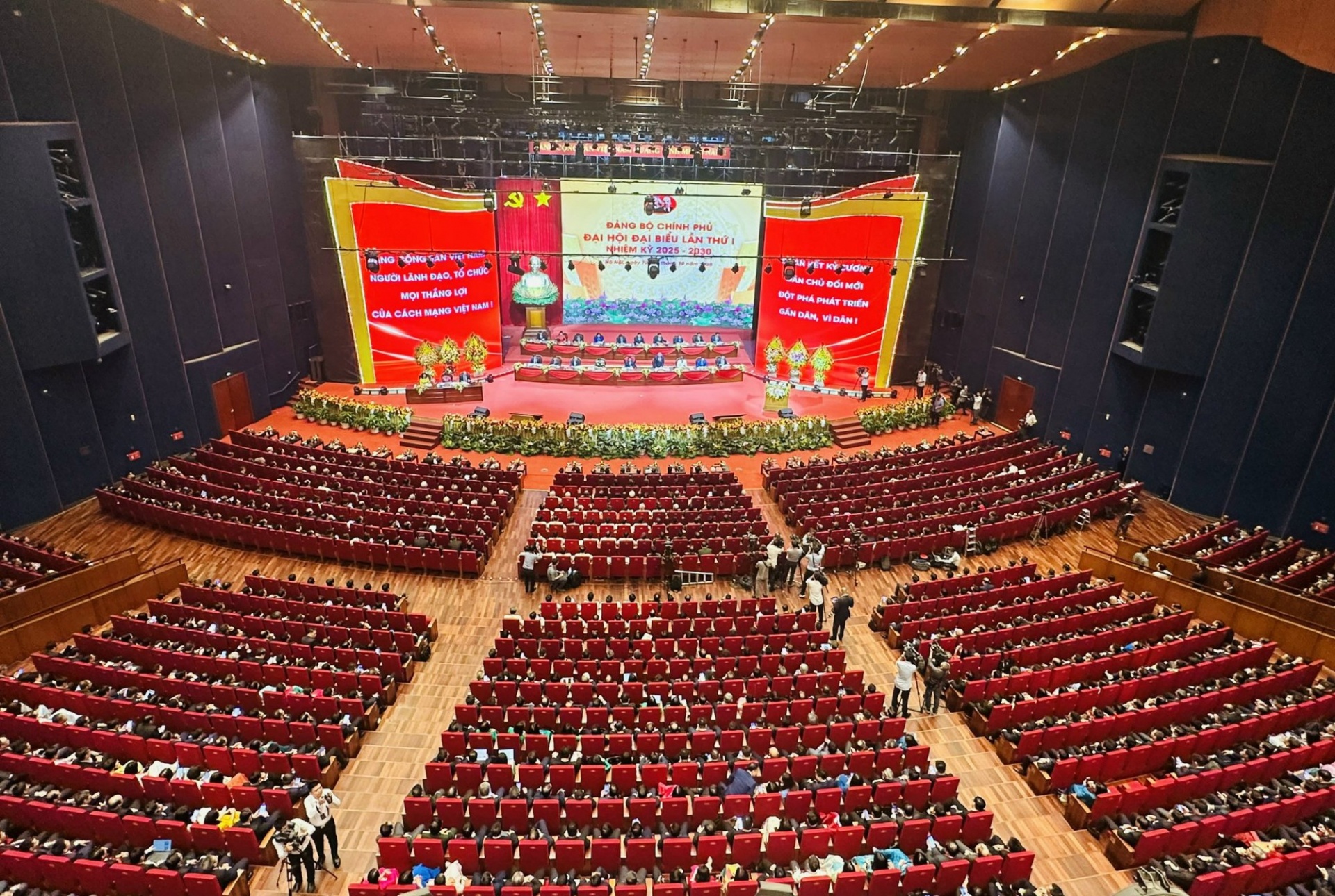 Tham dự Đại hội có 453 đại biểu chính thức (trong đó có 60 đại biểu đương nhiên, 157 đại biểu chính thức được chỉ định và 236 đại biểu bầu) - Ảnh: VGP Tham dự Đại hội có 453 đại biểu chính thức (trong đó có 60 đại biểu đương nhiên, 157 đại biểu chính thức được chỉ định và 236 đại biểu bầu) - Ảnh: VGP