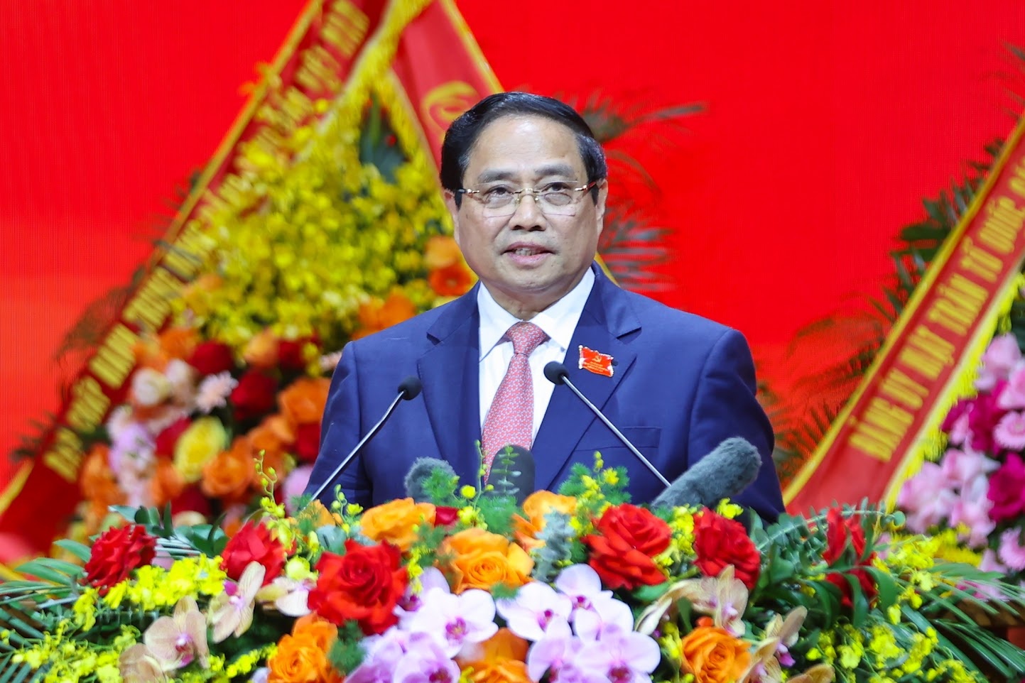   Thủ tướng Phạm Minh Chính nhiệt liệt chào mừng và gửi đến các đồng chí đại biểu, khách quý lời chào trân trọng, những tình cảm nồng ấm và lời chúc mừng tốt đẹp nhất - Ảnh: VGP