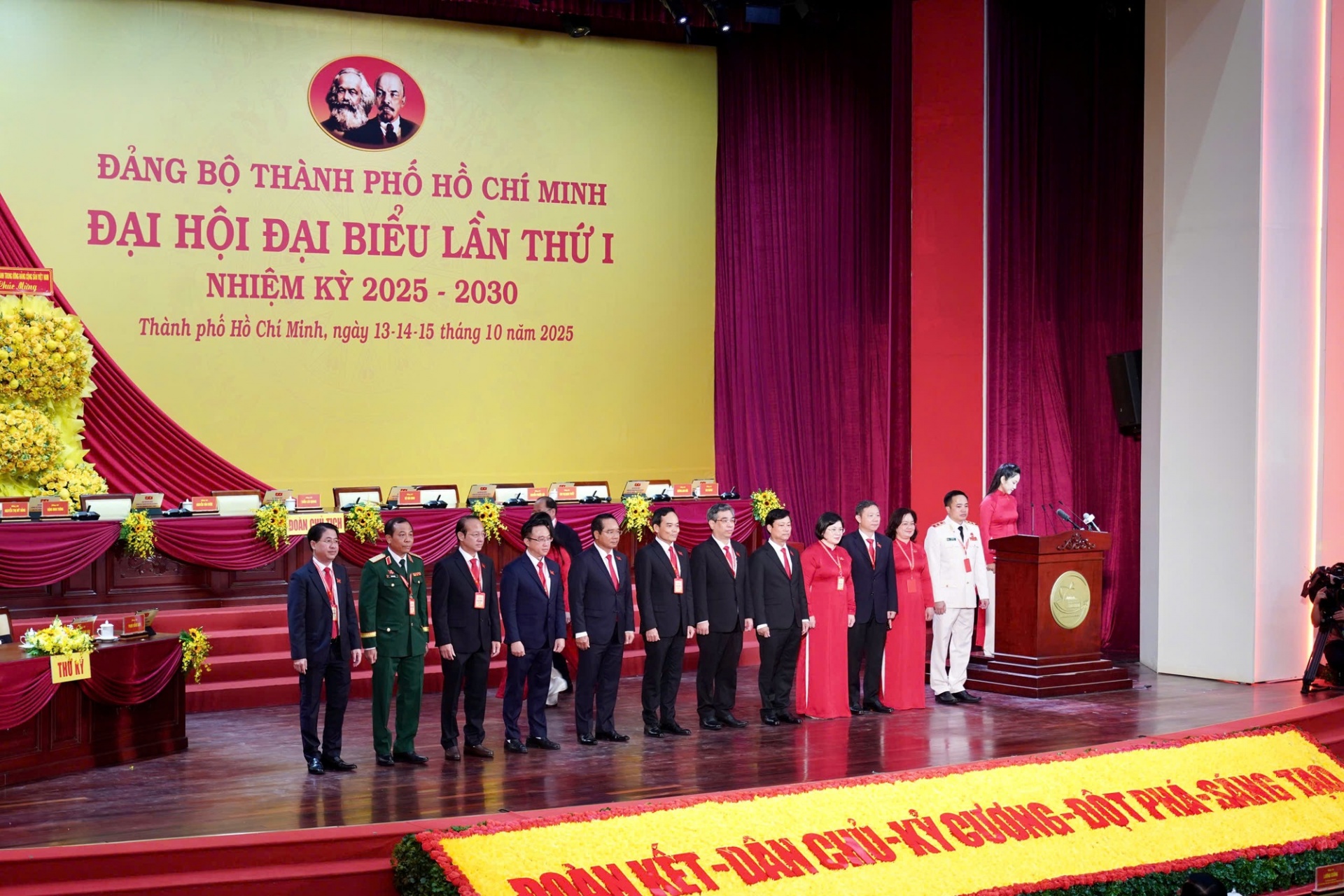 Đoàn Chủ tịch Đại hội Đại biểu Đảng bộ TPHCM lần thứ I, nhiệm kỳ 2025-2030 - Ảnh: BTC Đoàn Chủ tịch Đại hội Đại biểu Đảng bộ TPHCM lần thứ I, nhiệm kỳ 2025-2030 - Ảnh: BTC