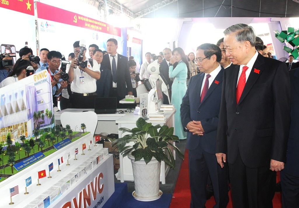     Tổng Bí thư Tô Lâm, Thủ tướng Phạm Minh Chính tham quan Triển lãm “Sản phẩm công nghệ chiến lược quốc gia tại TPHCM” - Ảnh: VGP