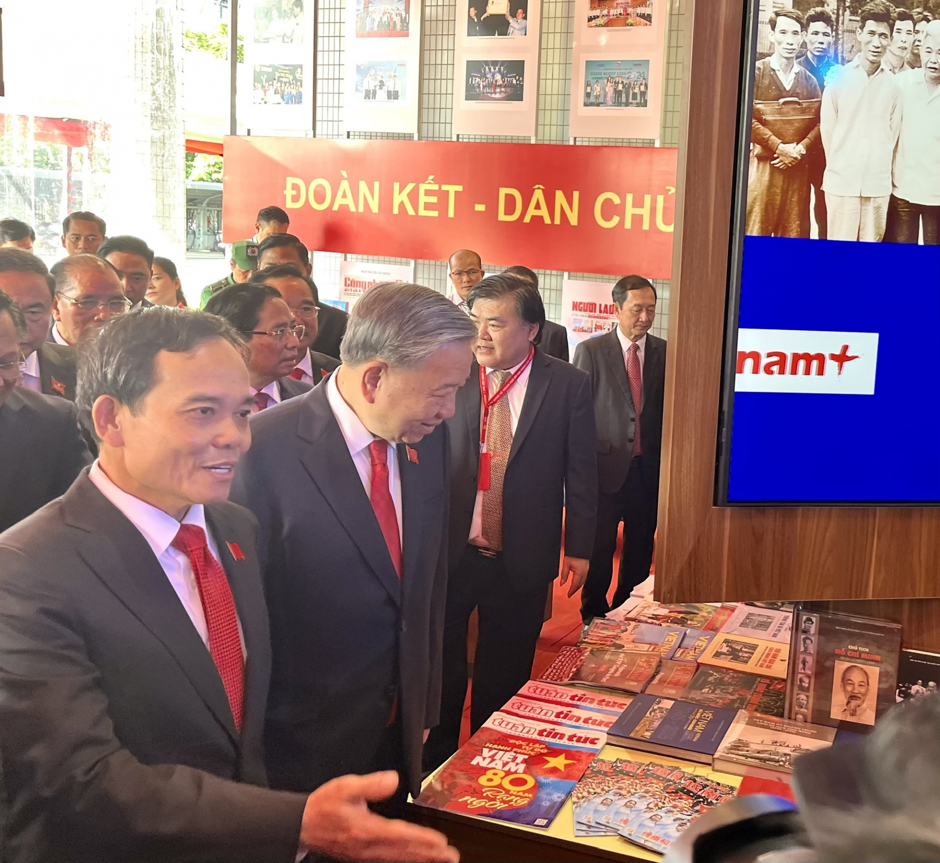   Bí thư Thành ủy TPHCM Trần Lưu Quang giới thiệu với Tổng Bí thư Tô Lâm về Triển lãm Thành tựu Báo chí - Xuất bản- Ảnh: VGP