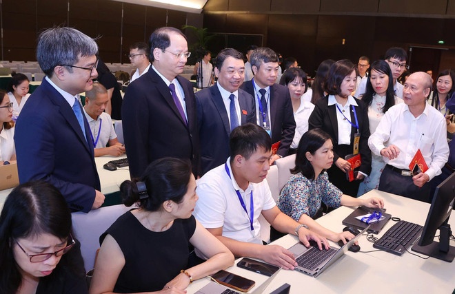   Trưởng ban Tuyên giáo và Dân vận Thành ủy Hà Nội Nguyễn Doãn Toản cùng các đại biểu tham quan hoạt động tác nghiệp báo chí tại Trung tâm Báo chí phục vụ Đại hội đại biểu Đảng bộ thành phố Hà Nội lần thứ XVIII. (Ảnh: Vietnam+)