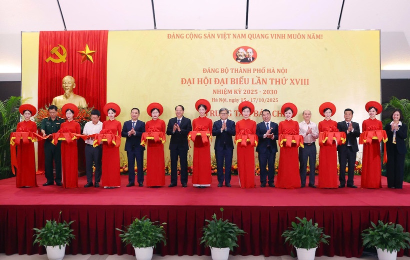 Các đại biểu thực hiện nghi thức cắt băng khai trương Trung tâm Báo chí phục vụ Đại hội đại biểu Đảng bộ thành phố Hà Nội lần thứ XVIII. (Ảnh: Vietnam+)