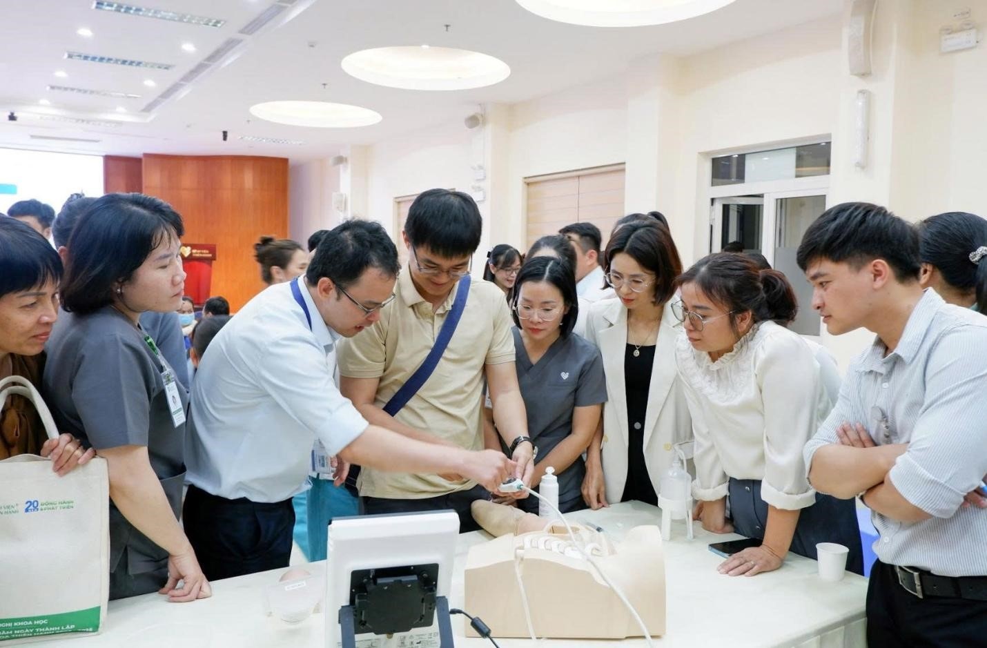  Các bác sĩ và điều dưỡng Bệnh viện Đa khoa Thiện Hạnh thực hành kỹ thuật đặt đường truyền trung tâm từ ngoại vi (PICC) trên mô hình, rèn luyện thao tác chuẩn và kỹ năng thực hành lâm sàng