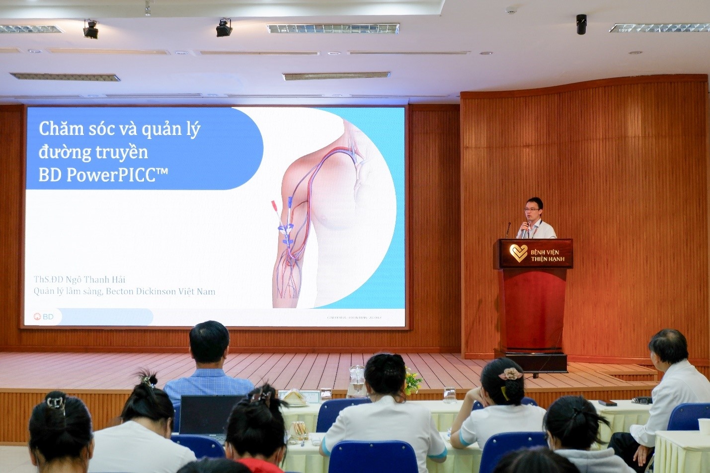    ThS.ĐD. Ngô Thanh Hải – Đại diện Becton Dickinson Việt Nam trình bày chuyên đề về “Chăm sóc và quản lý đường truyền trung tâm từ ngoại vi (PICC)”, chia sẻ nhiều kiến thức và kinh nghiệm thực tiễn tại hội thảo khoa học do Bệnh viện Đa khoa Thiện Hạnh tổ chức.