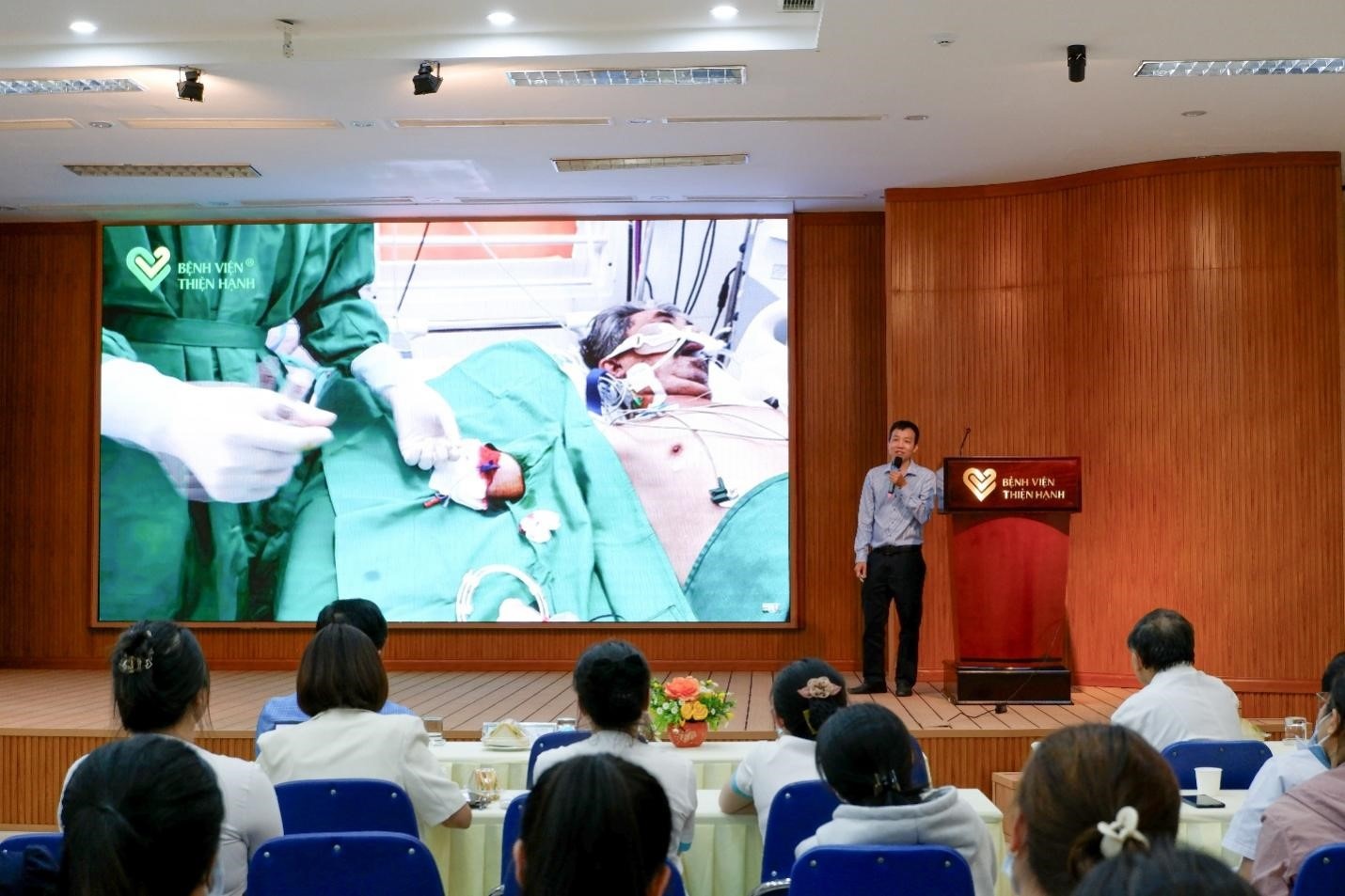 ThS.BS. Huỳnh Khiêm Huy – Khoa Hồi sức Tích cực, Bệnh viện Đa khoa Tâm Anh trình bày chuyên đề về kỹ thuật đặt và chăm sóc đường truyền PICC tại hội thảo khoa học do Bệnh viện Đa khoa Thiện Hạnh tổ chức.