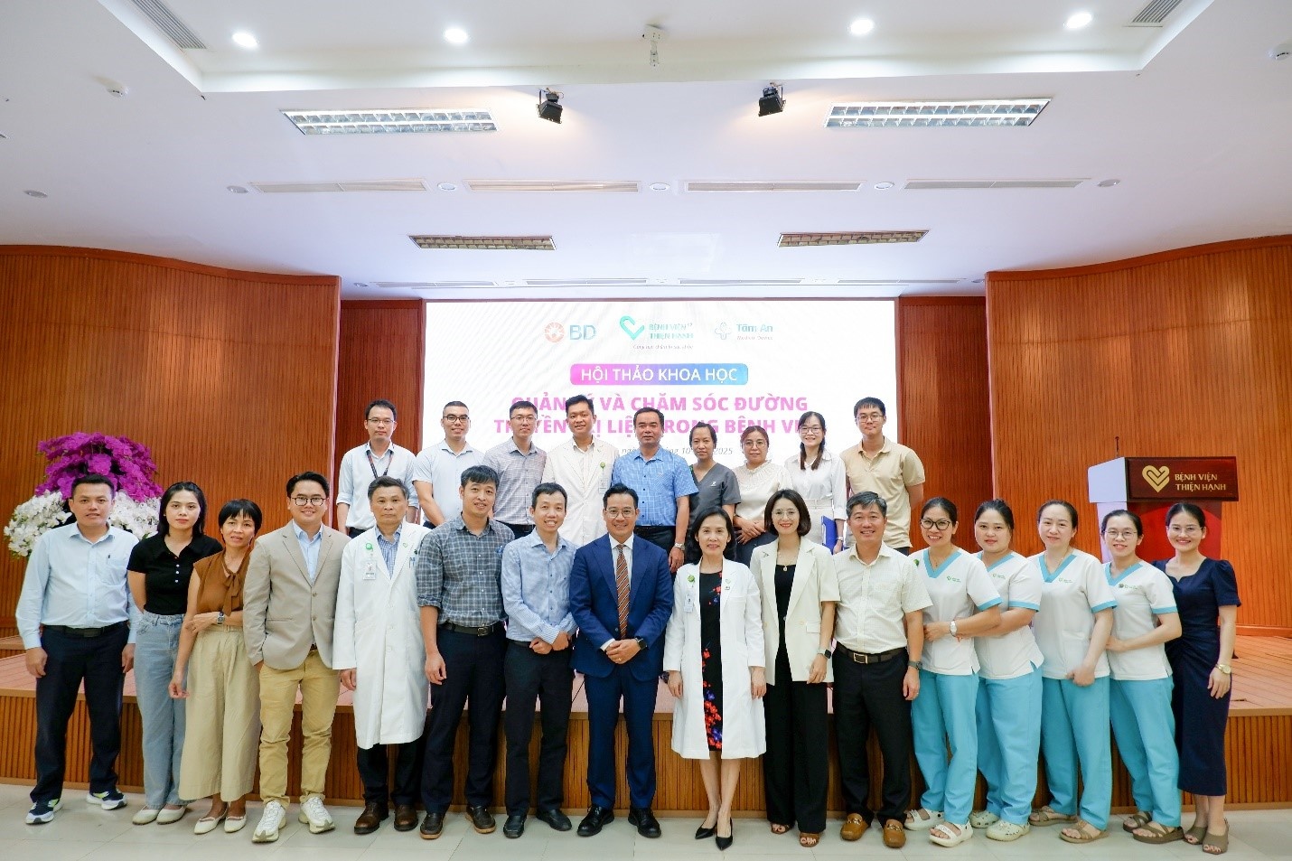  Đại biểu cùng đội ngũ y tế tham dự Hội thảo khoa học “Quản lý và chăm sóc đường truyền trị liệu trong bệnh viện” tại Bệnh viện Đa khoa Thiện Hạnh