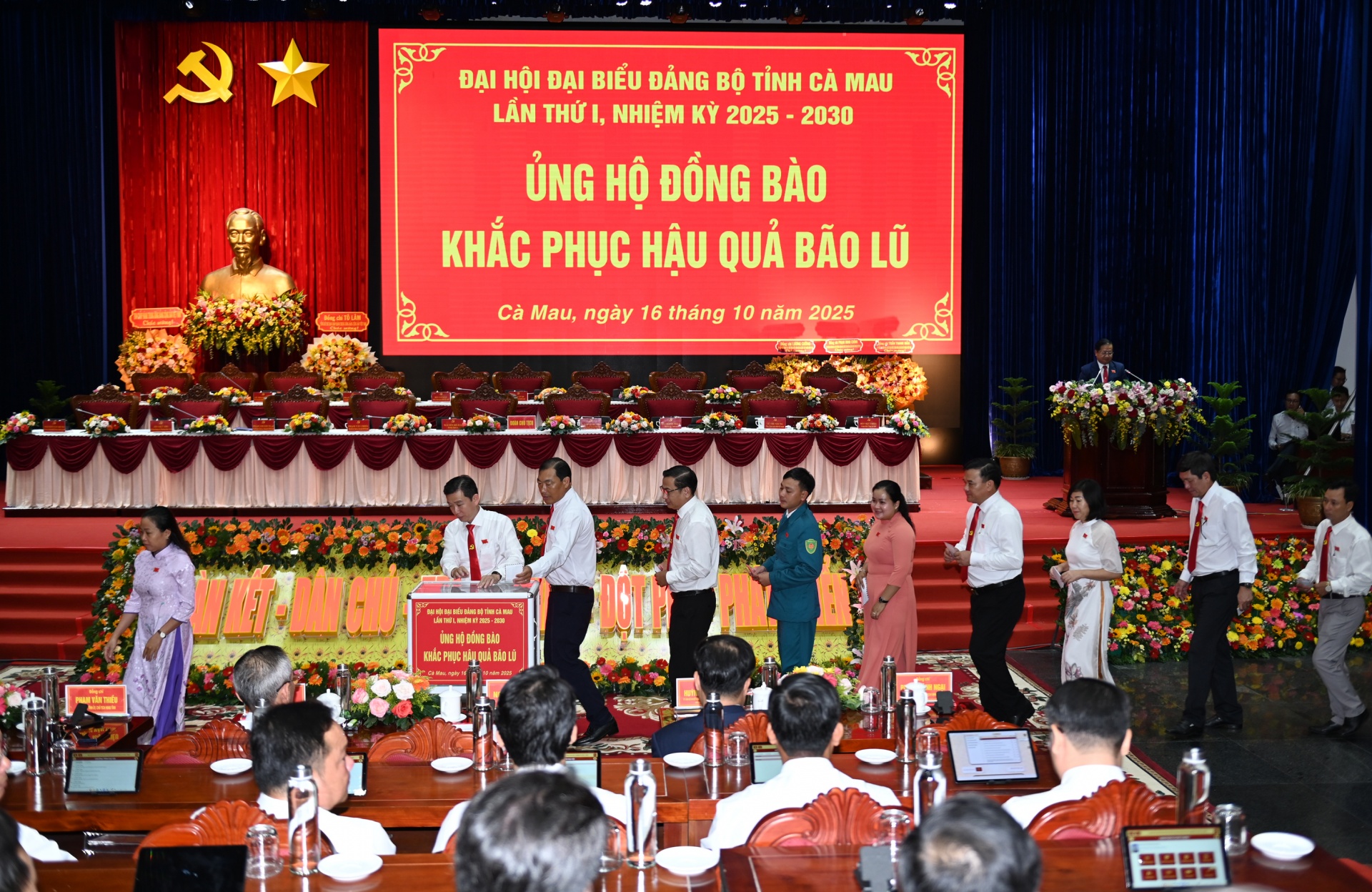 Cà Mau: Ủng hộ đồng bào khắc phục bão lũ