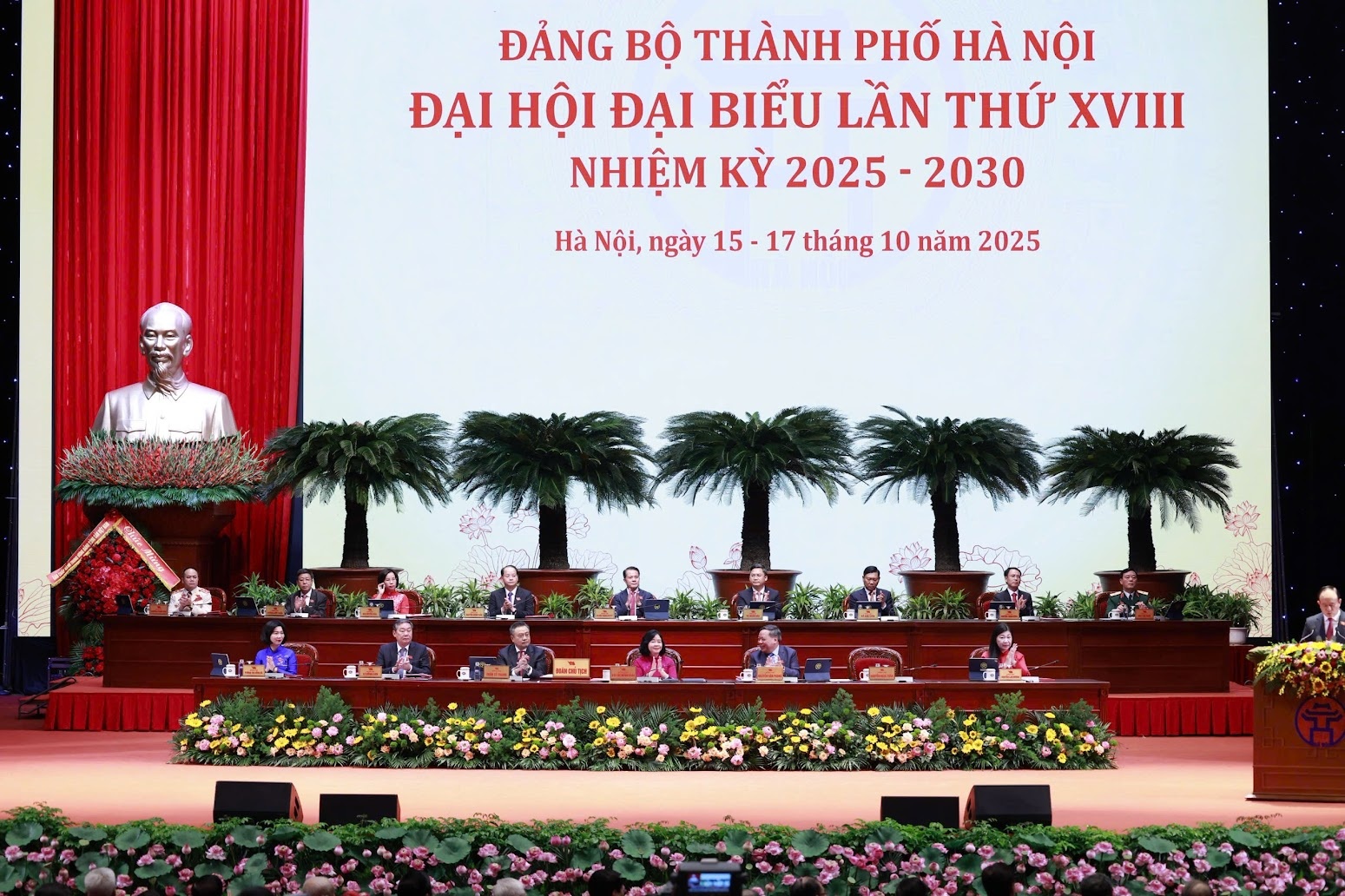 Đoàn Chủ tịch Đại hội đại biểu Đảng bộ TP. Hà Nội lần thứ XVIII - Ảnh: VGP Đoàn Chủ tịch Đại hội đại biểu Đảng bộ TP. Hà Nội lần thứ XVIII - Ảnh: VGP