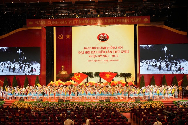   Văn kiện Đại hội đại biểu lần thứ XVIII Đảng bộ thành phố đặt ra tầm nhìn, định hướng phát triển Thủ đô văn minh, hiện đại, hạnh phúc; tiên phong cùng cả nước tiến vào kỷ nguyên mới-kỷ nguyên phát triển thịnh vượng, hùng cường. (Ảnh: Vietnam+)