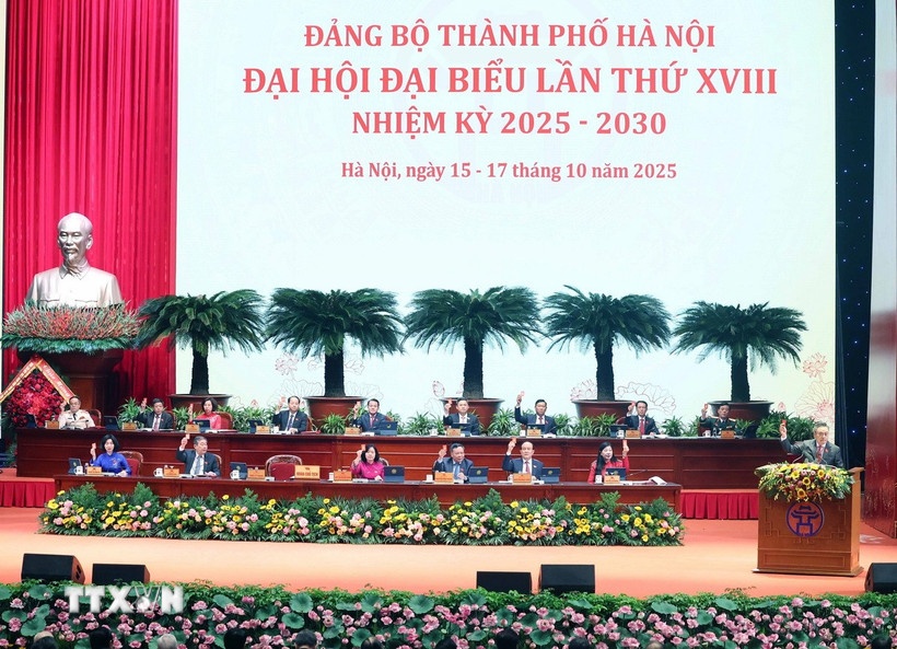 Đoàn Chủ tịch biểu quyết tại Đại hội. (Ảnh: TTXVN)