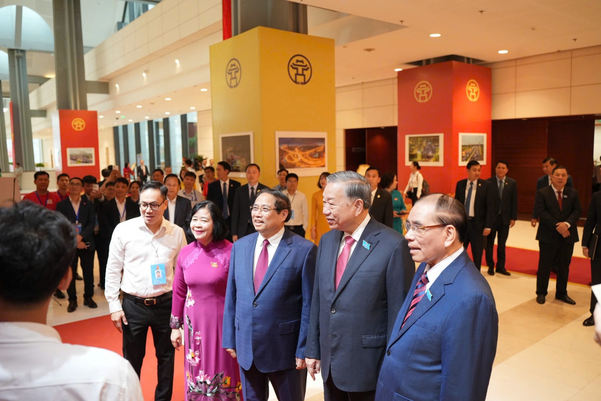 Tổng Bí thư Tô Lâm, nguyên Tổng Bí thư Nông Đức Mạnh, Thủ tướng Chính phủ Phạm Minh Chính, Bí thư Thành ủy Hà Nội Bùi Thị Minh Hoài tham quan không gian triển lãm bên lề Đại hội - Ảnh: VGP Tổng Bí thư Tô Lâm, nguyên Tổng Bí thư Nông Đức Mạnh, Thủ tướng Chính phủ Phạm Minh Chính, Bí thư Thành ủy Hà Nội Bùi Thị Minh Hoài tham quan không gian triển lãm bên lề Đại hội - Ảnh: VGP