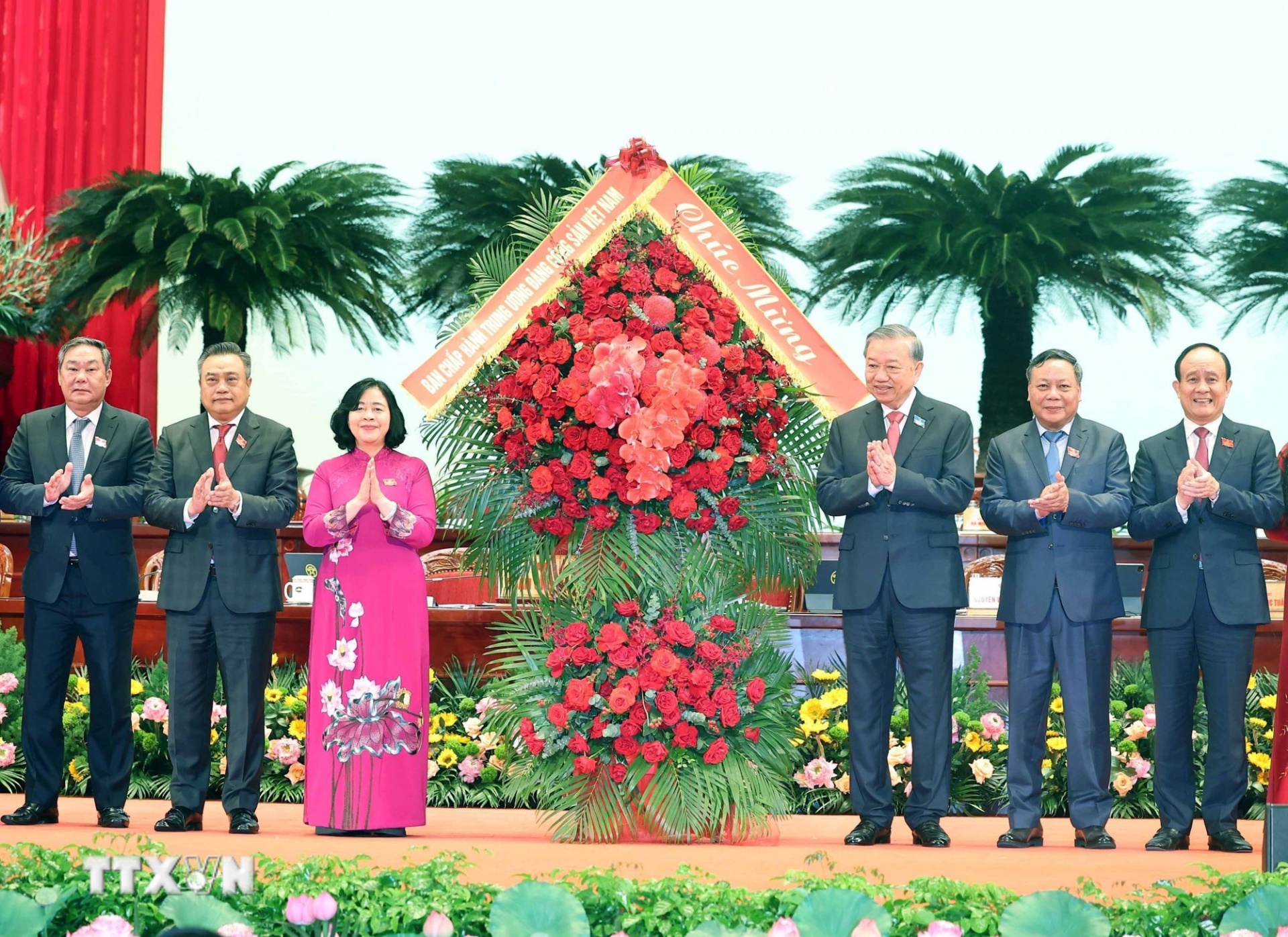   Tổng Bí thư Tô Lâm tặng hoa chúc mừng Đại hội đại biểu Đảng bộ thành phố Hà Nội lần thứ 18. (Ảnh: TTXVN)
