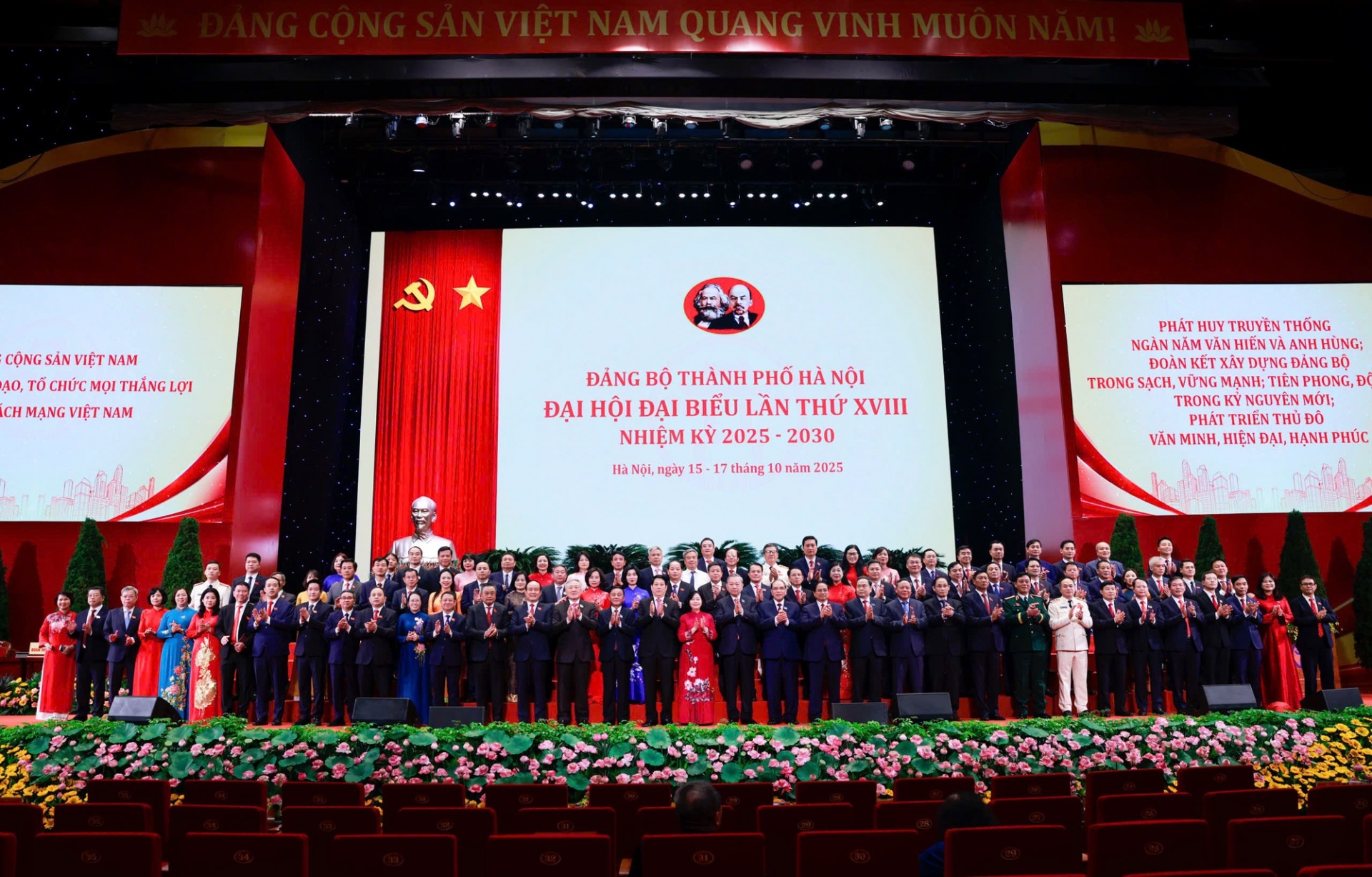 Các đồng chí lãnh đạo Đảng, Nhà nước chụp ảnh lưu niệm với đại biểu dự Đại hội Đảng bộ TP. Hà Nội - Ảnh: VGP Các đồng chí lãnh đạo Đảng, Nhà nước chụp ảnh lưu niệm với đại biểu dự Đại hội Đảng bộ TP. Hà Nội - Ảnh: VGP