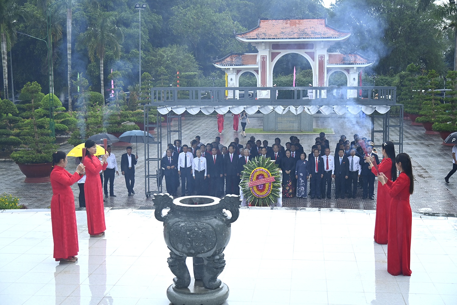 Lãnh đạo tỉnh Cà Mau dâng hương tại Khu tưởng niệm Chủ tịch Hồ Chí Minh