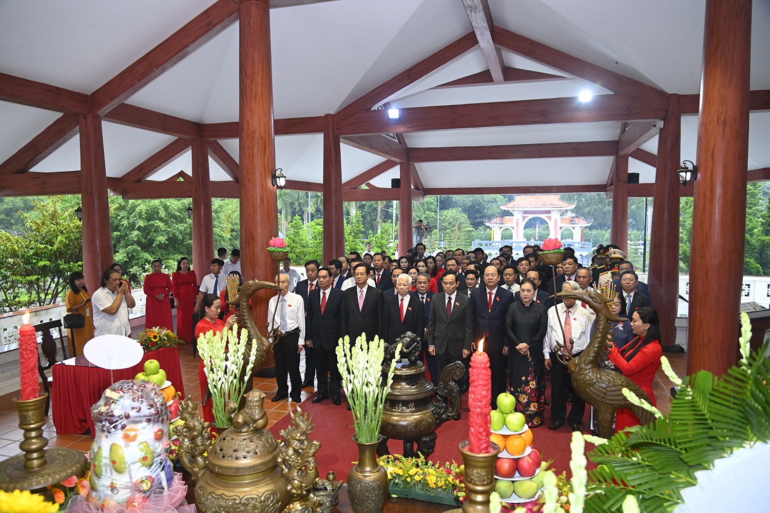 Lãnh đạo tỉnh Cà Mau dâng hương tại Khu tưởng niệm Chủ tịch Hồ Chí Minh