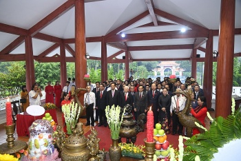 lanh dao tinh ca mau dang huong tai khu tuong niem chu tich ho chi minh
