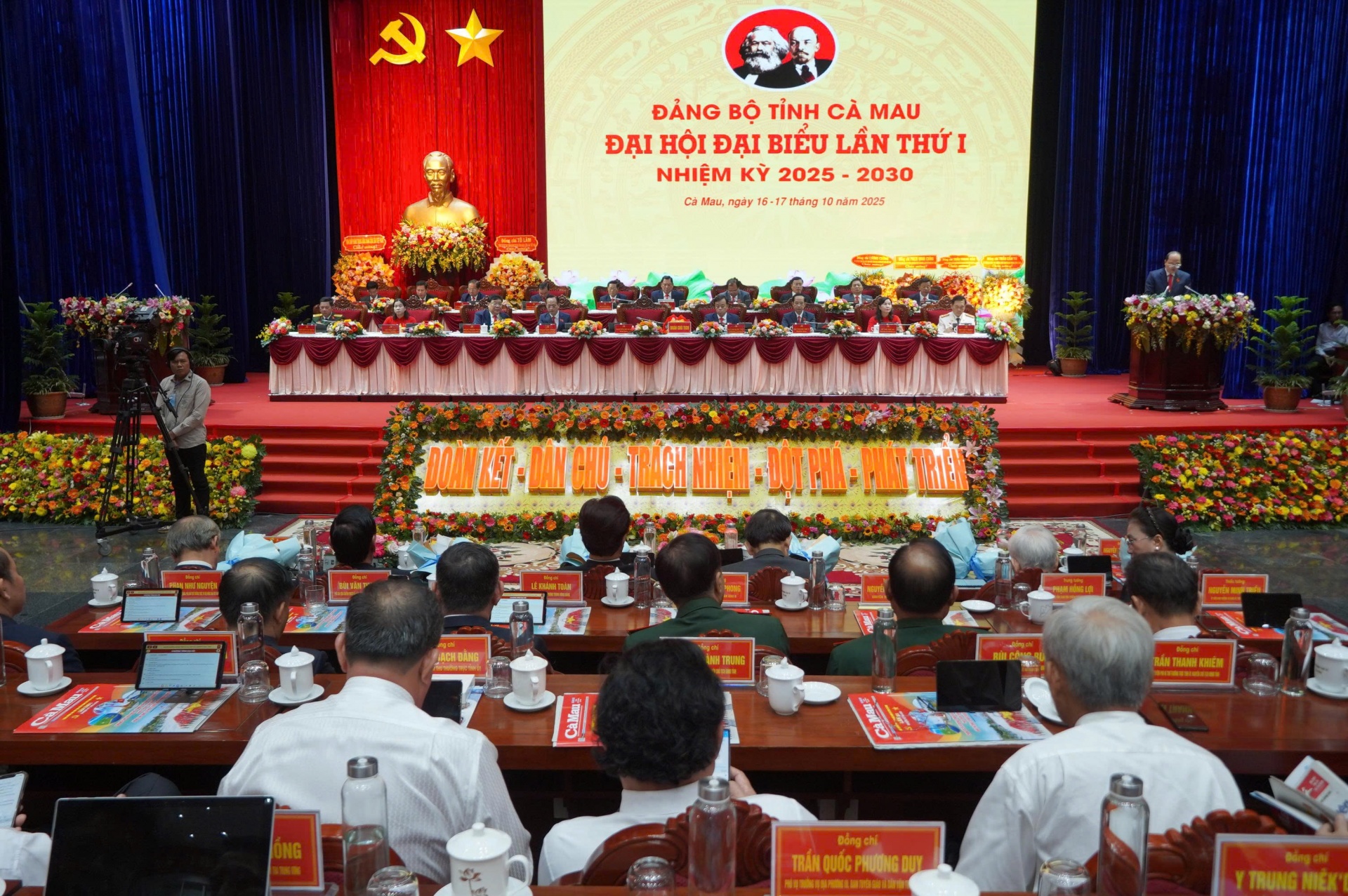 450 đại biểu, đại diện hơn 82.000 đảng viên dự Đại hội đại biểu Đảng bộ tỉnh Cà Mau lần thứ I 450 đại biểu, đại diện hơn 82.000 đảng viên dự Đại hội đại biểu Đảng bộ tỉnh Cà Mau lần thứ I