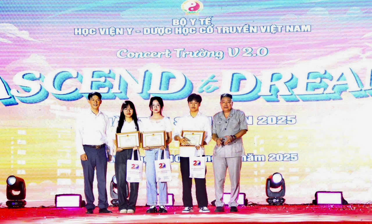 Ban giám đốc Học viên khen thưởng 3 thủ khoa đầu vào thuộc 3 ngành: Y khoa, Y học Cổ truyển, dược học