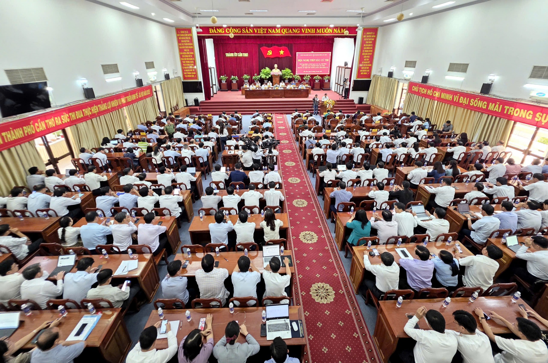 Thủ tướng Phạm Minh Chính tiếp xúc cử tri Cần Thơ