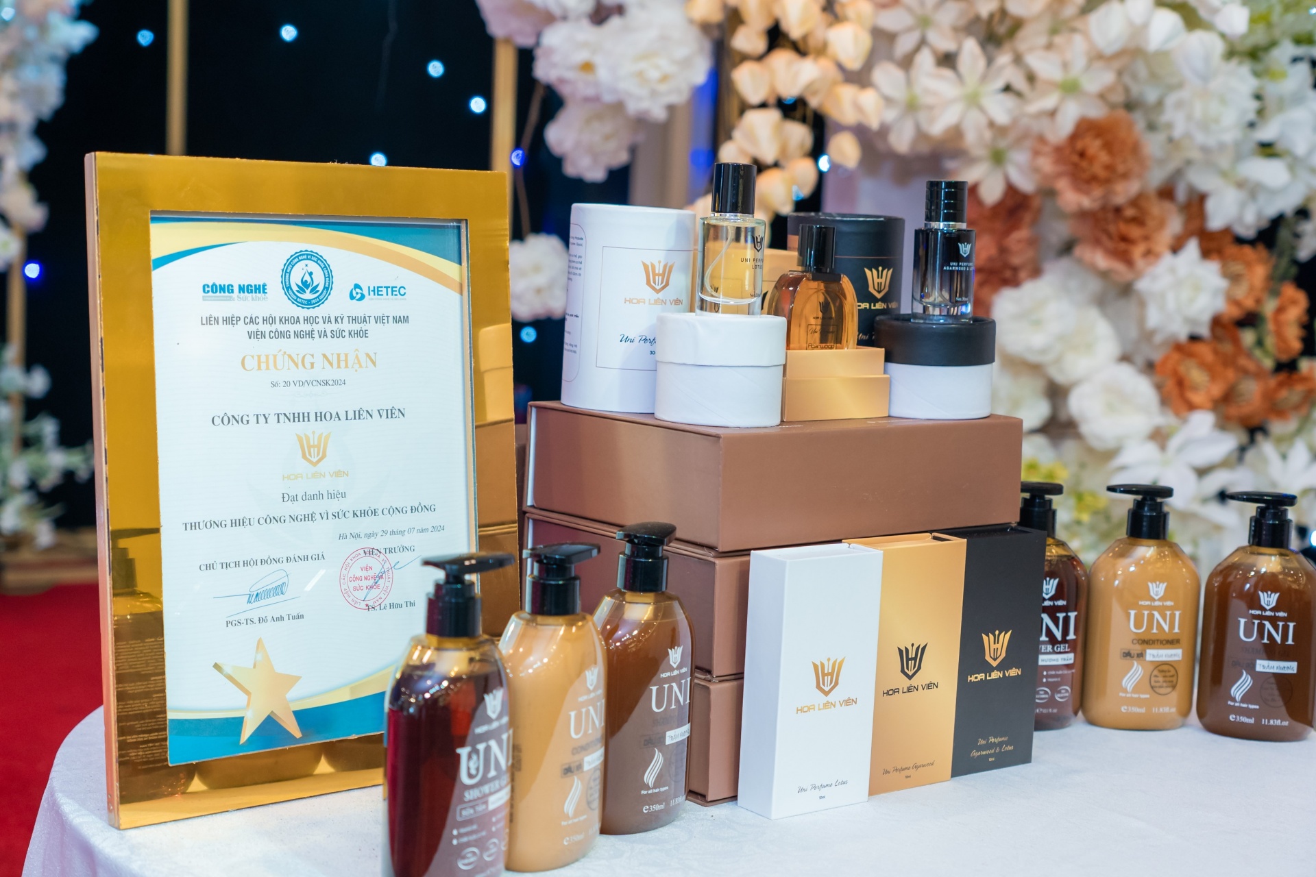 Nước hoa, mỹ phẩm cao cấp UNI: Tinh hoa từ Trầm Hương Việt