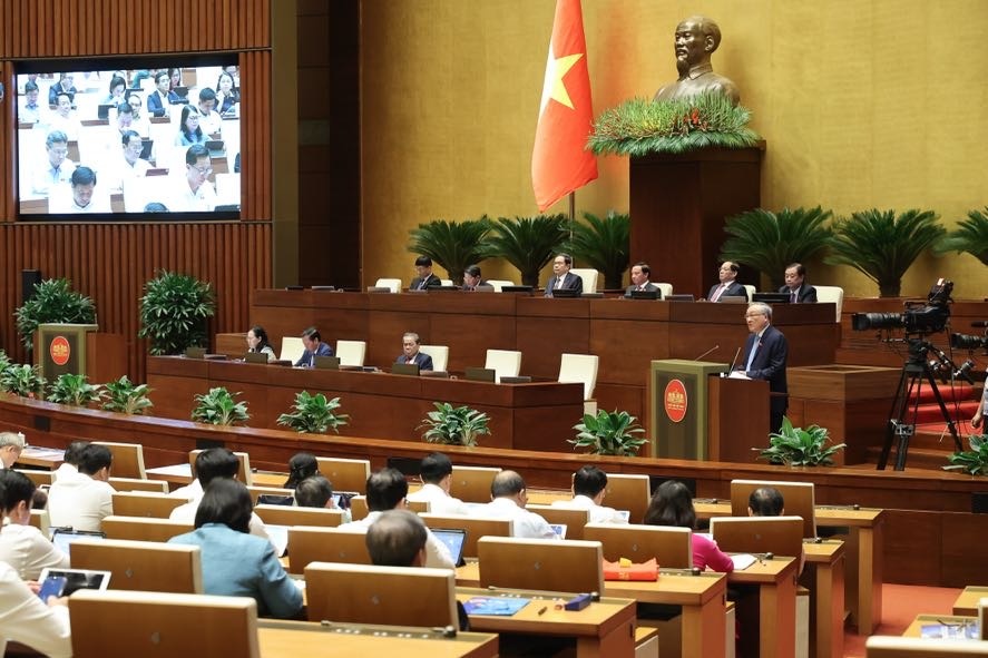 Phó Thủ tướng Thường trực Chính phủ Nguyễn Hòa Bình trình bày Báo cáo tổng kết công tác nhiệm kỳ 2021-2026 của Chính phủ - Ảnh: VGP