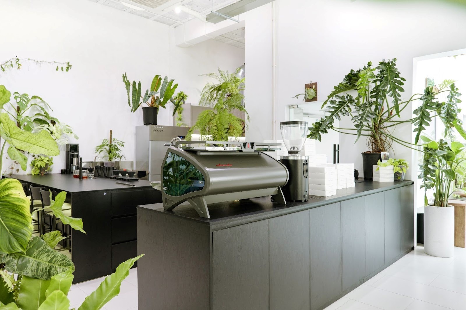 Trang thiết bị hiện đại, quầy bar mở và hệ sản phẩm đa dạng là những điểm nhấn nổi bật trong không gian tối giản của XLIII Coffee. Nguồn ảnh: XLIII Coffee Trang thiết bị hiện đại, quầy bar mở và hệ sản phẩm đa dạng là những điểm nhấn nổi bật trong không gian tối giản của XLIII Coffee. Nguồn ảnh: XLIII Coffee