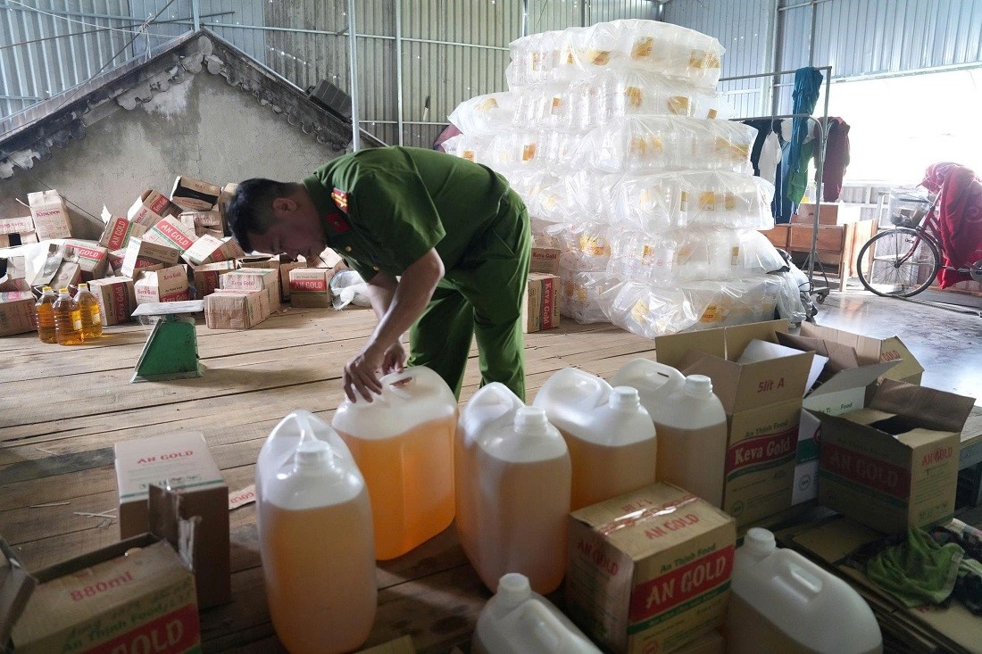 Bên trong Công ty TNHH thương mại An Thịnh Food thời điểm Phòng Cảnh sát kinh tế kiểm tra - ảnh CA Nghệ An Bên trong Công ty TNHH thương mại An Thịnh Food thời điểm Phòng Cảnh sát kinh tế kiểm tra - ảnh CA Nghệ An