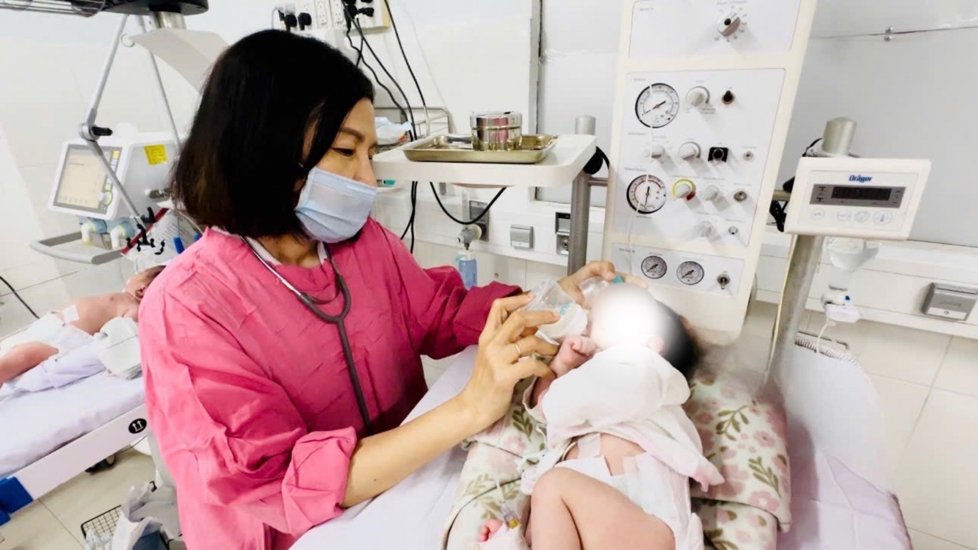 cháu bé bú đã bú được sữa sau phẫu thuật. cháu bé bú đã bú được sữa sau phẫu thuật.