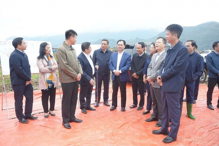 Bí thư Tỉnh ủy Trịnh Việt Hùng cùng lãnh đạo tỉnh trao đổi với đơn vị thi công về tiến độ dự án Khu đô thị sinh thái Đồi chè Ô Quý Hồ. Bí thư Tỉnh ủy Trịnh Việt Hùng cùng lãnh đạo tỉnh trao đổi với đơn vị thi công về tiến độ dự án Khu đô thị sinh thái Đồi chè Ô Quý Hồ.