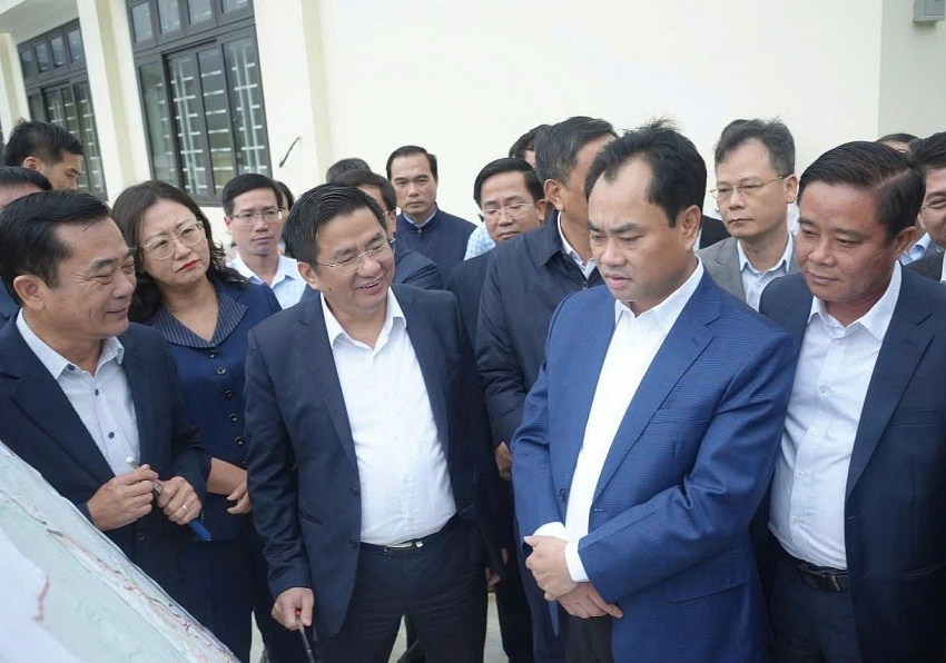 Đồng chí Trịnh Việt Hùng, Ủy viên dự khuyết Ban Chấp hành Trung ương Đảng, Bí thư Tỉnh ủy, Chủ tịch HĐND tỉnh Lào Cai cùng các đồng chí trong Thường trực Tỉnh ủy nghe báo cáo về quy hoạch tổng thể Khu Trung tâm hành chính mới Sa Pa. Đồng chí Trịnh Việt Hùng, Ủy viên dự khuyết Ban Chấp hành Trung ương Đảng, Bí thư Tỉnh ủy, Chủ tịch HĐND tỉnh Lào Cai cùng các đồng chí trong Thường trực Tỉnh ủy nghe báo cáo về quy hoạch tổng thể Khu Trung tâm hành chính mới Sa Pa.