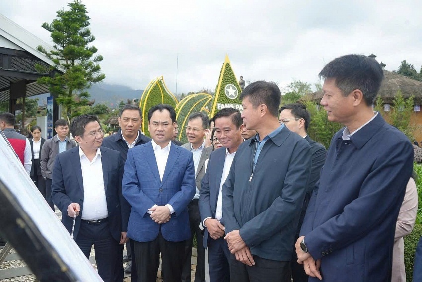 Bí thư Tỉnh ủy Trịnh Việt Hùng cùng đoàn công tác chỉ đạo các sở, ngành và chính quyền địa phương đẩy nhanh tiến độ giải phóng mặt bằng, bảo đảm hoàn thành đúng kế hoạch các dự án trọng điểm. Bí thư Tỉnh ủy Trịnh Việt Hùng cùng đoàn công tác chỉ đạo các sở, ngành và chính quyền địa phương đẩy nhanh tiến độ giải phóng mặt bằng, bảo đảm hoàn thành đúng kế hoạch các dự án trọng điểm.