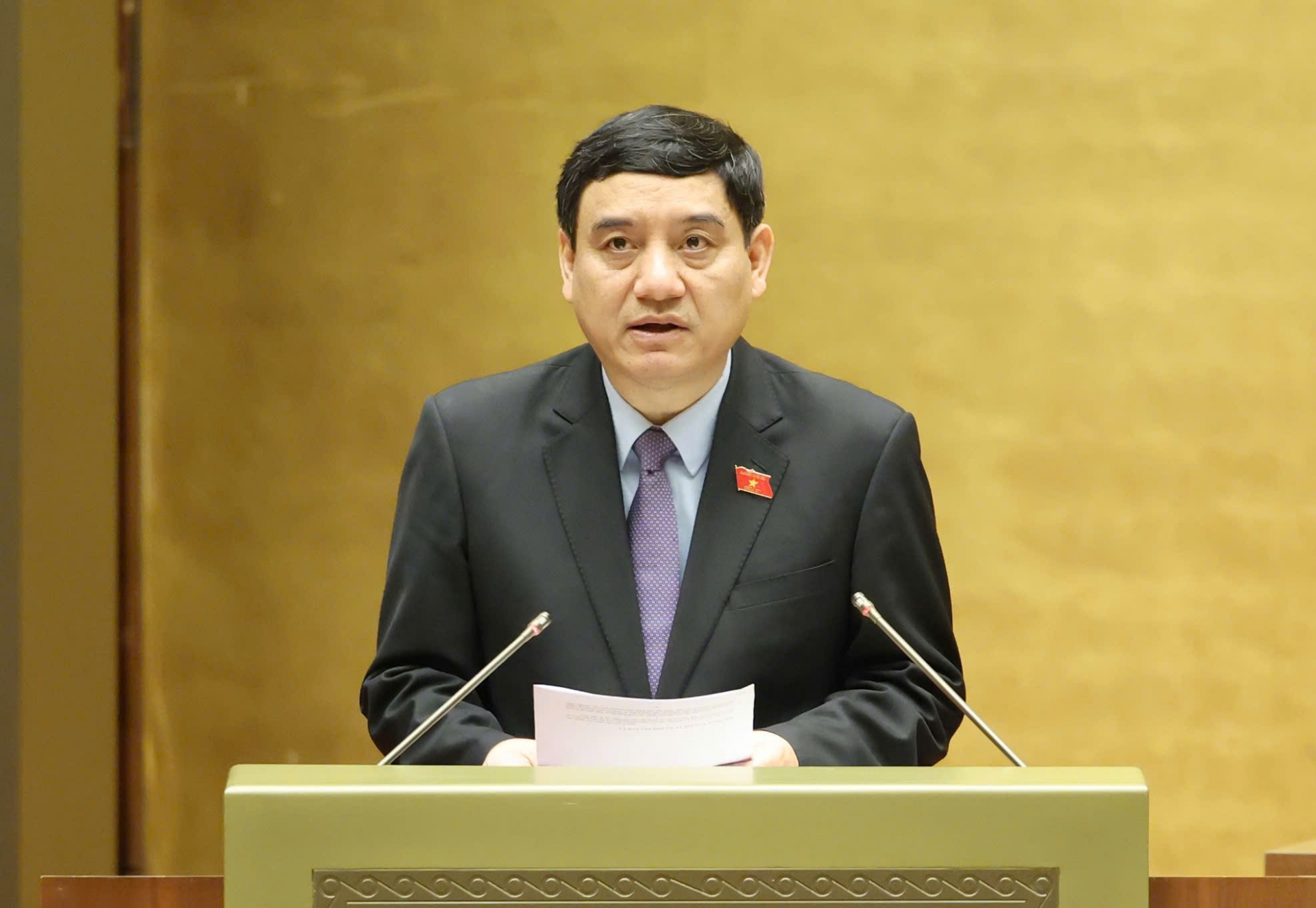   Chủ nhiệm Ủy ban Văn hóa và Xã hội Nguyễn Đắc Vinh trình bày tóm tắt Báo cáo thẩm tra dự án Luật Phòng bệnh - Ảnh: VGP