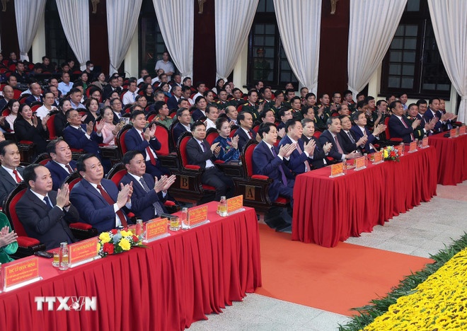 Chủ tịch nước Lương Cường, Thường trực Ban Bí thư Trần Cẩm Tú cùng các đồng chí Lãnh đạo Đảng, Nhà nước dự lễ trao giải Cuộc thi chính luận về bảo vệ nền tảng tư tưởng của Đảng lần thứ năm. (Ảnh: TTXVN) Chủ tịch nước Lương Cường, Thường trực Ban Bí thư Trần Cẩm Tú cùng các đồng chí Lãnh đạo Đảng, Nhà nước dự lễ trao giải Cuộc thi chính luận về bảo vệ nền tảng tư tưởng của Đảng lần thứ năm. (Ảnh: TTXVN)